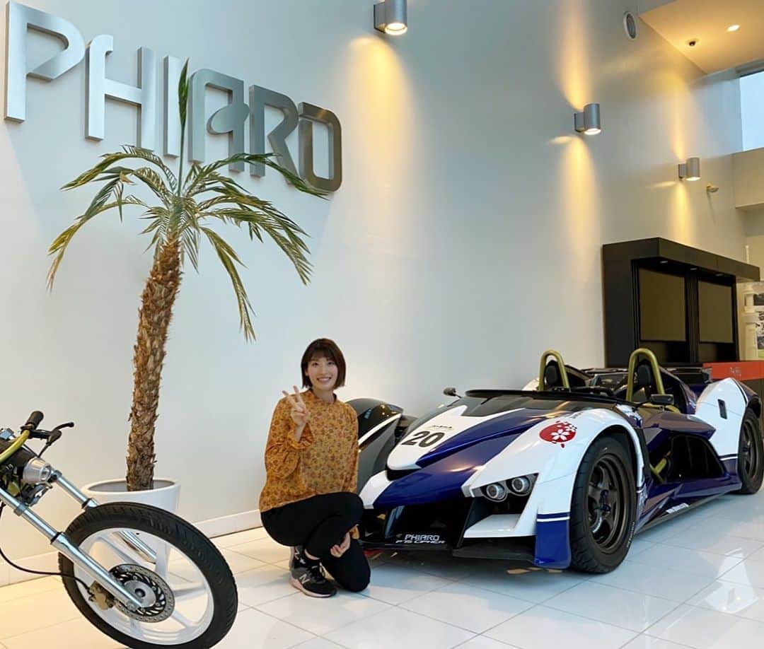 西谷綾子のインスタグラム：「✴︎ 昨日は1日スタジオで撮影でした📸✨ 今回の撮影は @phiaro_group さんと☺️  素敵なご縁にとても感謝しています💛  スタッフの皆さんとても優しく面白く 楽しい撮影でした‼️☺️✨  出来上がりが楽しみ😍  またお知らせをします🌈😊  2枚目以降はオフショット📸😋💓  #phiarogroup #design #car #creatingnewvalue  #dream #touching #challenge #creative #innovative  #車 #デザイン #こだわり #独創的 #革新的」