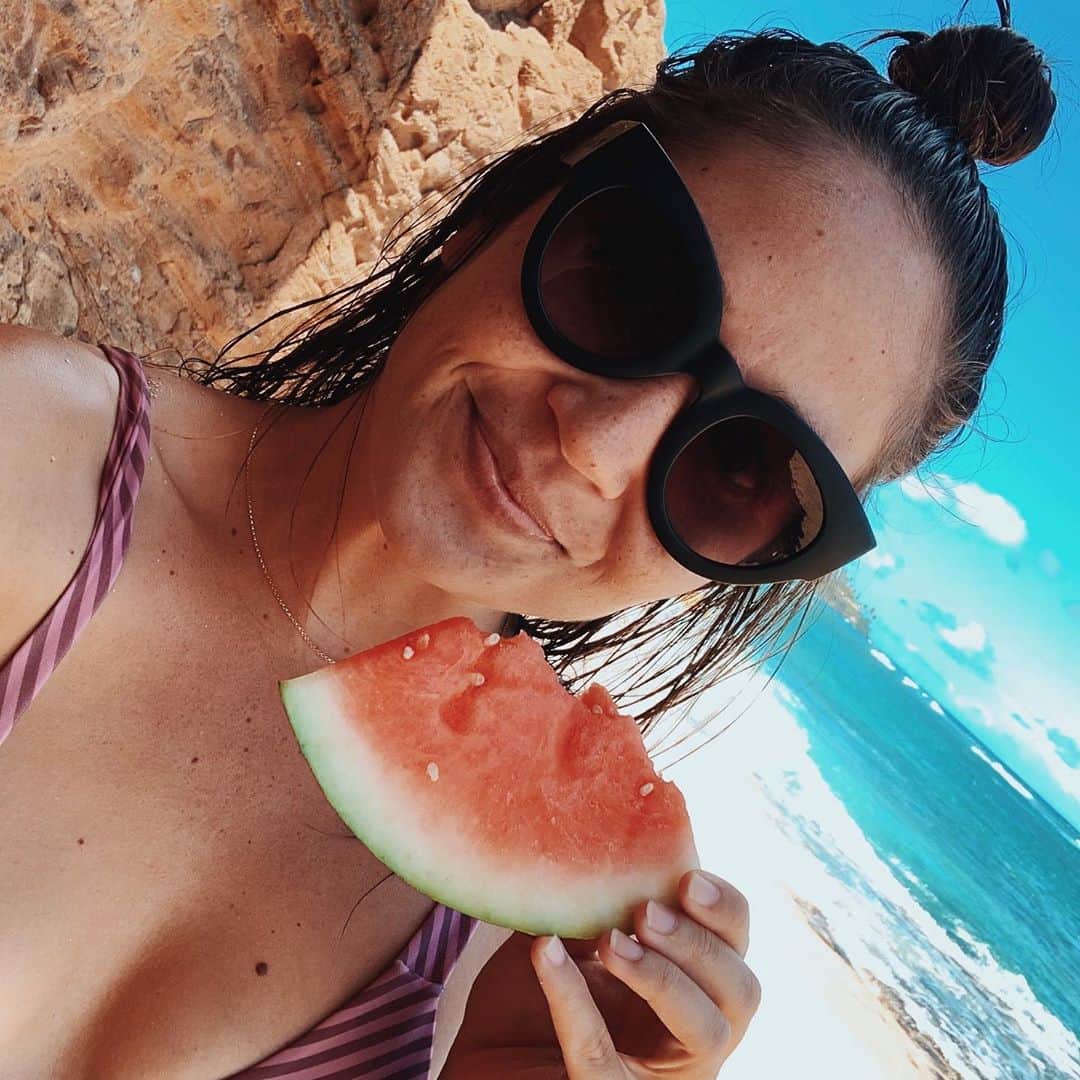 アリッサ ウーテンのインスタグラム：「Watermelon Sugar 🍉 Enjoying a nice slice of super sweet local watermelon beach side from @foodlandhi #ad #DOAeatlocaltoday #eatlocaltoday」