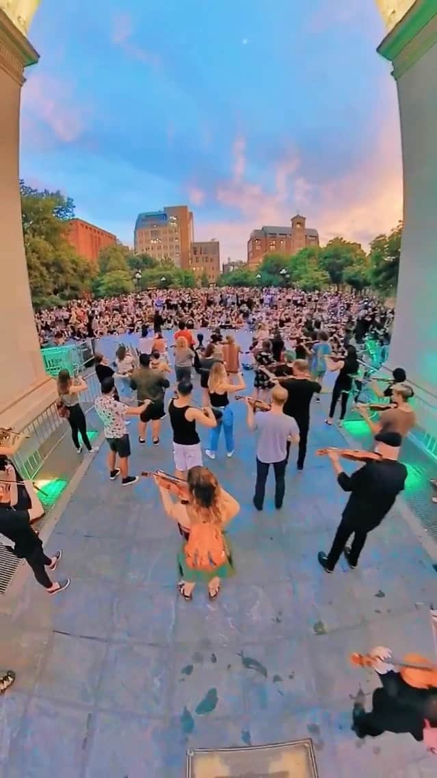 リンジー・モーガンのインスタグラム：「This is one of the many violin vigils held in honor of Elijah McClain across our country, filmed by @oyuxi and hosted by @_yozart_. We’ve been waiting, praying and watching this story unfold ...and It’s almost been a year since Elijah was unjustly murdered at the hands of a system that promises to serve and protect. On-going investigations into the APB and the people who are responsible are not enough! Deferring this case any longer is not the answer!  This week alone, an attack was held on a peaceful protest honoring Elijah’s life...I’m hopeful that positive change is happening in our country, but it is still not enough, and it is still not a time to rest.   Visit @justiceforelijahmcclain and https://linktr.ee/Justiceforelijahmcclain for up to date information and ways you can help. 🙏🏽🖤  #justiceforelijahmcclain」