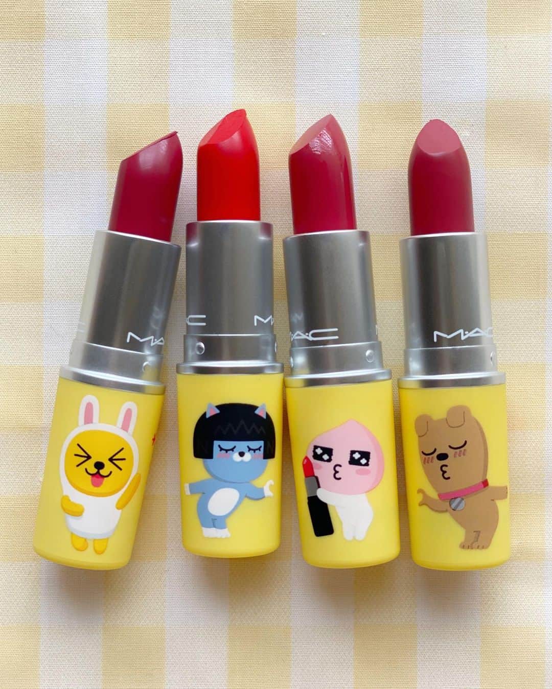 M∙A∙C Cosmetics Japanのインスタグラム：「【公式オンラインショップ＆全国店舗販売中】 韓国最大のメッセンジャーアプリ、「カカオトーク」との限定コラボコレクションが登場✨ ㅤ カラーは全4色💄スワイプしてスウォッチをチェック👉 ㅤ  【#ナショナルリップスティックデー キャンペーン第二弾スタート！】 公式オンラインショップ／全国のM·A·Cカウンターにて、対象のリップ製品を1点以上ご購入で、 「オリジナルデザインポーチ」をプレゼント✨ ㅤ 期間: 7月29日(水)～8月2日(日)  ㅤ 対象のリップ製品 ・リップスティック ・パウダーキス リップスティック ・ラブ ミー リップスティック ・パウダー キス リキッド リップカラー ・レトロ マット リキッド リップカラー ・テンダー トーク リップバーム ※上記に該当する限定コレクション製品も対象となります ㅤ * 公式オンラインショップにおいて、プレゼントがショッピングカートに表示されますのでご確認ください。ショッピングカートに表示されない場合は、在庫切れとなります。 ㅤ ※プレゼントは数に限りがございます。無くなり次第終了となります。 ※プレゼントはお1人様1会計につき1回までとさせて頂きます。 ㅤ 【公式オンラインショップ限定特典】 ☑︎初回ご購入のお客様へ10% OFFクーポンをプレゼント （クーポンコードwelcome）  ㅤ #MACカカオフレンズ #mackakaofriends  #MACCosmeticsJapan #MACCosmetics #MAC #MACコスメ #マックコスメ #コスメ#コスメ紹介#コスメ好き#コスメレポ #化粧品 #デパコス #コスメ部 #コスメマニア #メイク好き#メイク道具#美容大好き#美容好き#トレンドメイク#夏メイク#メイクテク#MACリップ#リップ#リップメイク#リップスティック#リップケア#ボリューム#ぷっくり」