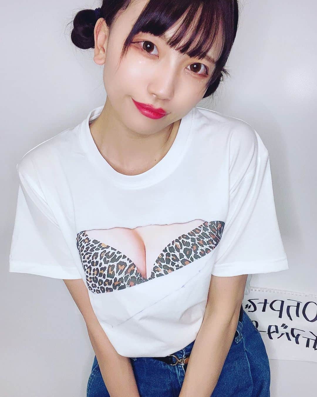 石原美沙紀のインスタグラム：「はじけてます💖#アイドル　#おっぱい　#Tシャツ　#パーティーグッズ　#部屋着　#女優　#japanesegirl #followforfollowback #follow4like #likeforlikes #モデル　#自撮り　#selfie #石原美沙紀　#フォローしてね」