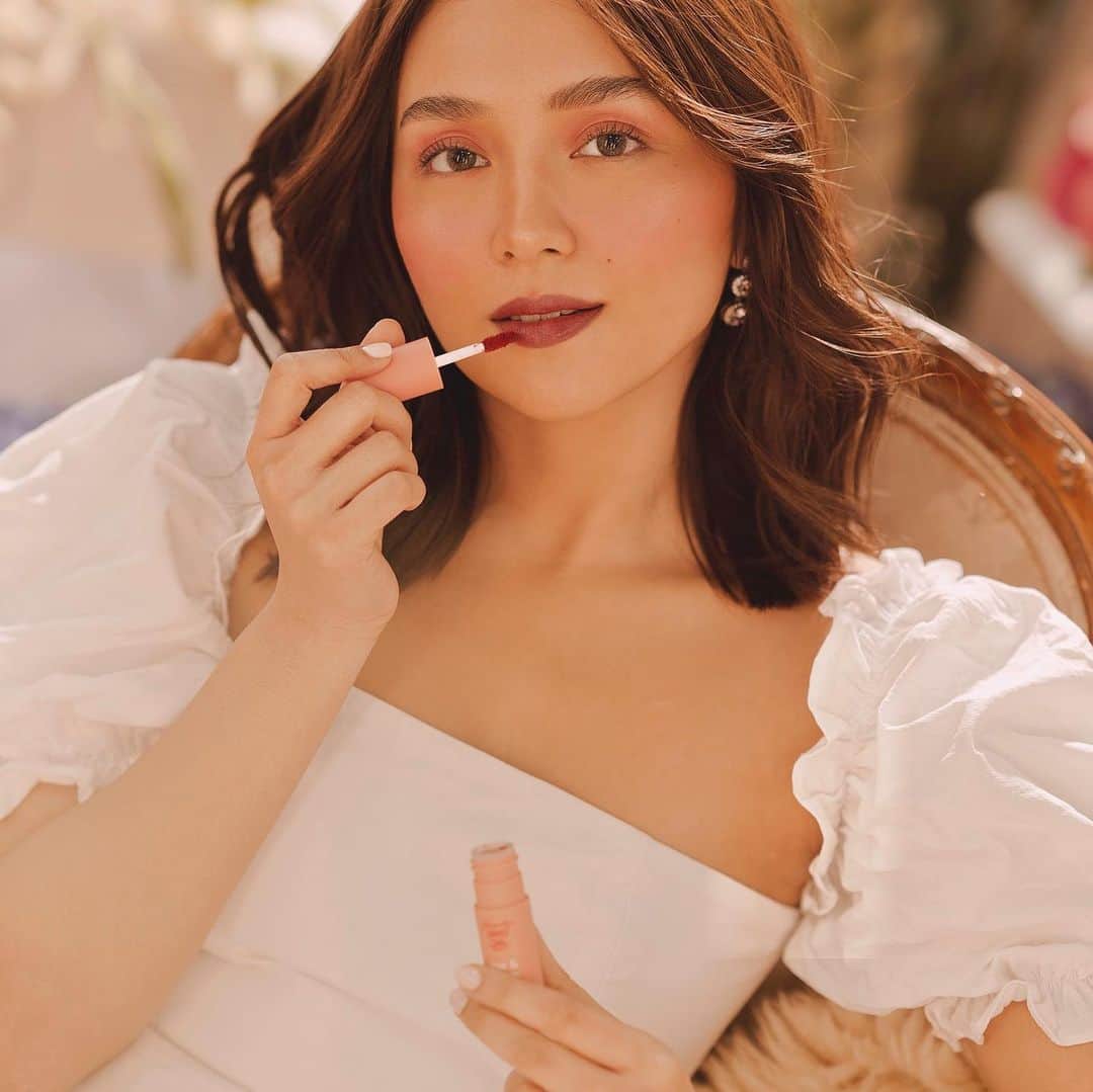 Kathryn Bernardoさんのインスタグラム写真 - (Kathryn BernardoInstagram)「I choose my tint and blush for the day depending on my mood, and I keep them safe and sanitized inside my UV Sterilizing bag! It's my new beauty essential. ✨ You can also get this exclusive UV Bag Tint + Blush set on @beautymnl! Limited stocks only!  Wearing the In Full Bloom set! 🌸 👩🏻 On the Go Blush in Pink Fizz 💋 Kiss and Bloom Glossy Tint in Tanned 👀 Easy Eyes Crease-Proof Eyeshadow Stick in Fresh 〰️ Perfect Brow Mascara 💨 Stay Fresh powder in Medium Beige 👁 Extra Drama mascara」7月30日 12時18分 - bernardokath