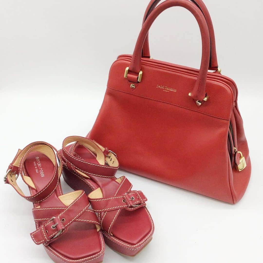 kids&Otona リサイクルショップのインスタグラム：「J&M Davidsonのレザーバッグ👜 セルジオロッシのサンダル👡 普段のコーディネートに赤をとりいれてみませんか？？  全て1点ものですので売り切れの場合がございます。 商品画像をクリックすると購入サイトにつながります。  商品に関する問い合わせは楽天市場よりお願いします💁  #VERY #シンプルコーデ #大人コーデ #ママコーデ #ファッション #コーディネート #大人カジュアル  #二子玉川 #古着 #リユース #ユーズド #Tokyo #seconds #セカンズ #世田谷  #40代ファッション #アラフォーファッション #アラサー #30代ファッション #50代ファッション #アラフィフ #東京 #ootd #お洒落さんと繋がりたい #style #outfit #fashionist  #ジェイアンドエムデヴィッドソン #セルジオロッシ」
