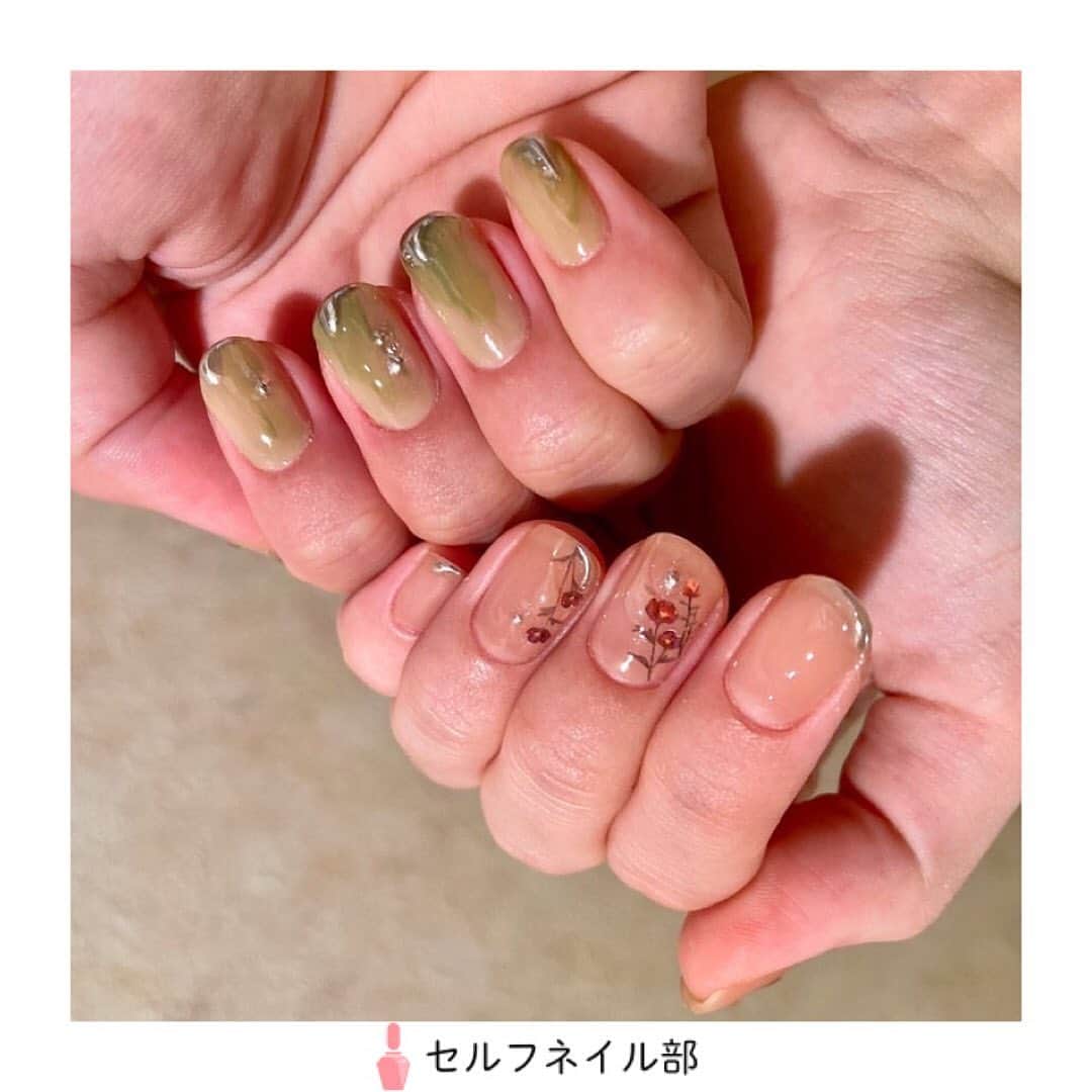 セルフネイル部 公式アカウントのインスタグラム：「(@haruuu___06)さんの、﻿ 「水銀風ネイル」を紹介します💅﻿ ﻿ 〜やり方〜﻿ 左手→シアーピンクのジェルを塗って親指、中指、薬指に花柄ネイルシール﻿ その上からエクステンショントップジェルで水滴を作ってシルバーのミラーパウダーで一部ミラーにして完成﻿ 左手→シアーな緑のジェルの上から緑のジェルをまだらに塗る　そのあと右手同様エクステンショントップジェルで水銀にしたいところの形を作りシルバーのミラーパウダーで擦る﻿ ﻿ 〜使用するもの〜﻿ folicaジェルF52﻿ folicaジェルF68﻿ クリアジェル﻿ エクステンショントップジェル﻿ ミラーパウダー﻿ 花のネイルシール﻿ ﻿ 〜ポイント〜﻿ 夏なのでとにかく透け感を大切にしました！﻿ ﻿ 《セルフネイル部プロデューサー高橋からのコメント💅》﻿ 水銀風ネイルすてきですね❤︎個性がたっぷり詰まったネイルで見入ってしまいました💅」