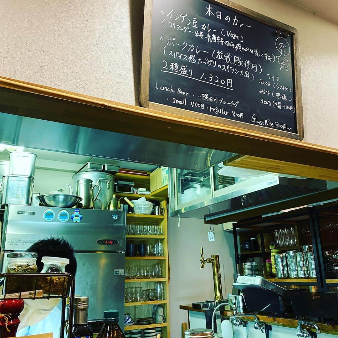 松尾貴史さんのインスタグラム写真 - (松尾貴史Instagram)「日本で私の好きなカレー10傑に入る、大好きな薬膳料理の店「 #らかんか 」で、名物2種盛り。  程よい辛さでスパイス感満載、アチャールもひとつひとつが魅力を持っている丁寧な仕事ぶりです。  これから、阪急メンズ館で開催中の #松尾貴史 展の会場に向かいます。  #curry #咖哩 #カレー #spice #スパイス #薬膳カレー #新橋  #松尾貴史個展 #有楽町 #阪急メンズ館 #タグボート #tugboat」7月30日 12時29分 - kitsch.matsuo