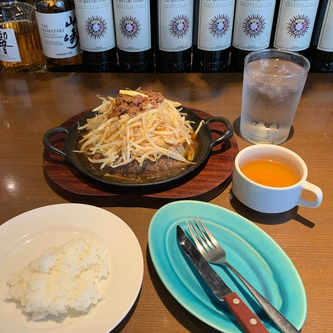 くろさんのインスタグラム写真 - (くろInstagram)「ステーキ五郎🥩シングル980円 ちょい気になってた二郎インスパイア系のステーキ五郎🥩新橋総本店 ランチのみ営業の二毛作店です。 紙オーダーで肉・野菜・ニンニク・脂(バター)等がカスタマイズできて、ライス・スープはお替わり自由🍽 ちなみにライスはセルフです🍚 入口にて消毒・検温で、座席もソーシャルディスタンスされてます。 ダイヤモンドダイニング系の店舗らしいので、肉質も悪くなく普通に美味しいかったです🥩 以上、新橋からお伝えしましたw #ステーキ五郎 #ステーキ五郎新橋総本店 #二郎インスパイア系ステーキ #二郎インスパイア系 #ダイヤモンドダイニング #ランチ二毛作 #新橋ランチ #ステーキランチ」7月30日 12時47分 - m6bmw