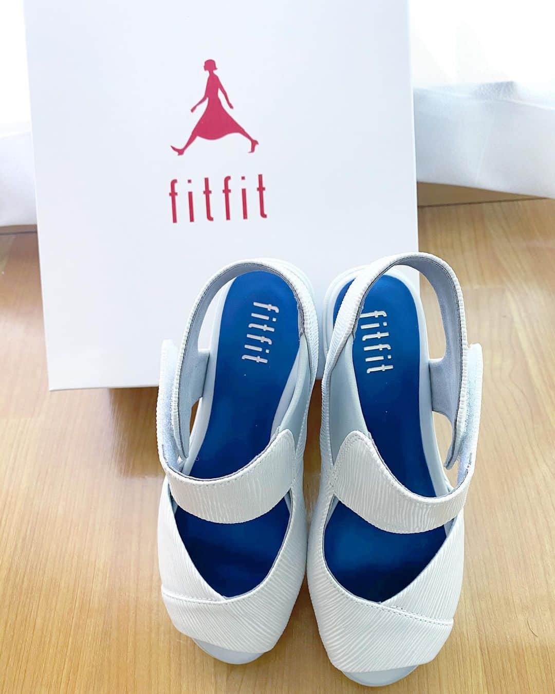 五位渕のぞみさんのインスタグラム写真 - (五位渕のぞみInstagram)「#外反母趾にも優しいおしゃれ靴 『#fitfit（#フィットフィット）』 @fitfit_official_ ⠀ パンプスやブーツなど去年から愛用しているブランド なんだけど今回は夏にぴったりのサンダルをget👠✨ ㅤㅤㅤㅤㅤㅤㅤㅤㅤ ホワイトのサンダルブーティー😍❤️ ㅤㅤㅤㅤㅤㅤㅤㅤㅤ ㅤㅤㅤㅤㅤㅤㅤㅤㅤ ㅤㅤㅤㅤㅤㅤㅤㅤㅤ 💙 サンダルブーティー💙 （ホワイト・パターン2） ¥12,900→ ¥9,900税抜（¥10,890税込） 23％OFF https://fitfit.jp/shop/commodity/SFIT0841D/FI5856BW00937/  ㅤㅤㅤㅤㅤㅤㅤㅤㅤ HP見たら23％OFFセールやってた🙆‍♀️ ㅤㅤㅤㅤㅤㅤㅤㅤㅤ ㅤㅤㅤㅤㅤㅤㅤㅤㅤ  ✔️ 足首を支えて安定感をアップ 軽くて返りのよい3in1の厚底ソールと足首をしっかり ホールドするデザインが足の動きにフィットして安定感🙆🏻‍♀️✨ て ㅤㅤㅤㅤㅤㅤㅤㅤㅤ 厚底にもかかわらず安定感があるのはありがたい😊  ㅤㅤㅤㅤㅤㅤㅤㅤㅤ ㅤㅤㅤㅤㅤㅤㅤㅤㅤ 外反母趾にも優しい靴なので 機能性が良い上に、デザインもとっても オシャレでお気に入りなの❣️ ⠀  履きやすくてオシャレって ほんとありがたいよね🙆‍♀️✨ ㅤㅤㅤㅤㅤㅤㅤㅤㅤ ㅤㅤㅤㅤㅤㅤㅤㅤㅤ ㅤㅤㅤㅤㅤㅤㅤㅤㅤ ㅤㅤㅤㅤㅤㅤㅤㅤㅤ ㅤㅤㅤㅤㅤㅤㅤㅤㅤ ㅤㅤㅤㅤㅤㅤㅤㅤㅤ ㅤㅤㅤㅤㅤㅤㅤㅤㅤ ㅤㅤㅤㅤㅤㅤㅤㅤㅤ ㅤㅤㅤㅤㅤㅤㅤㅤㅤ ㅤㅤㅤㅤㅤㅤㅤㅤㅤ #フィットフィット #外反母趾にもやさしい靴 #歩け歩けわたし #アーチエイジング #フィト子 #ヒール #パンプス #ヒールパンプス #サンダルコーデ #サンダル #ヒール女子 #apparel #패션스타그램 #데일리 #ootd #코디 #coordinate #도쿄 일본 #모델 #インフルエンサー #インスタグラマー #アンバサダー  ㅤㅤㅤㅤㅤㅤㅤㅤㅤ ㅤㅤㅤㅤㅤㅤㅤㅤㅤ」7月30日 12時42分 - nonnon0319