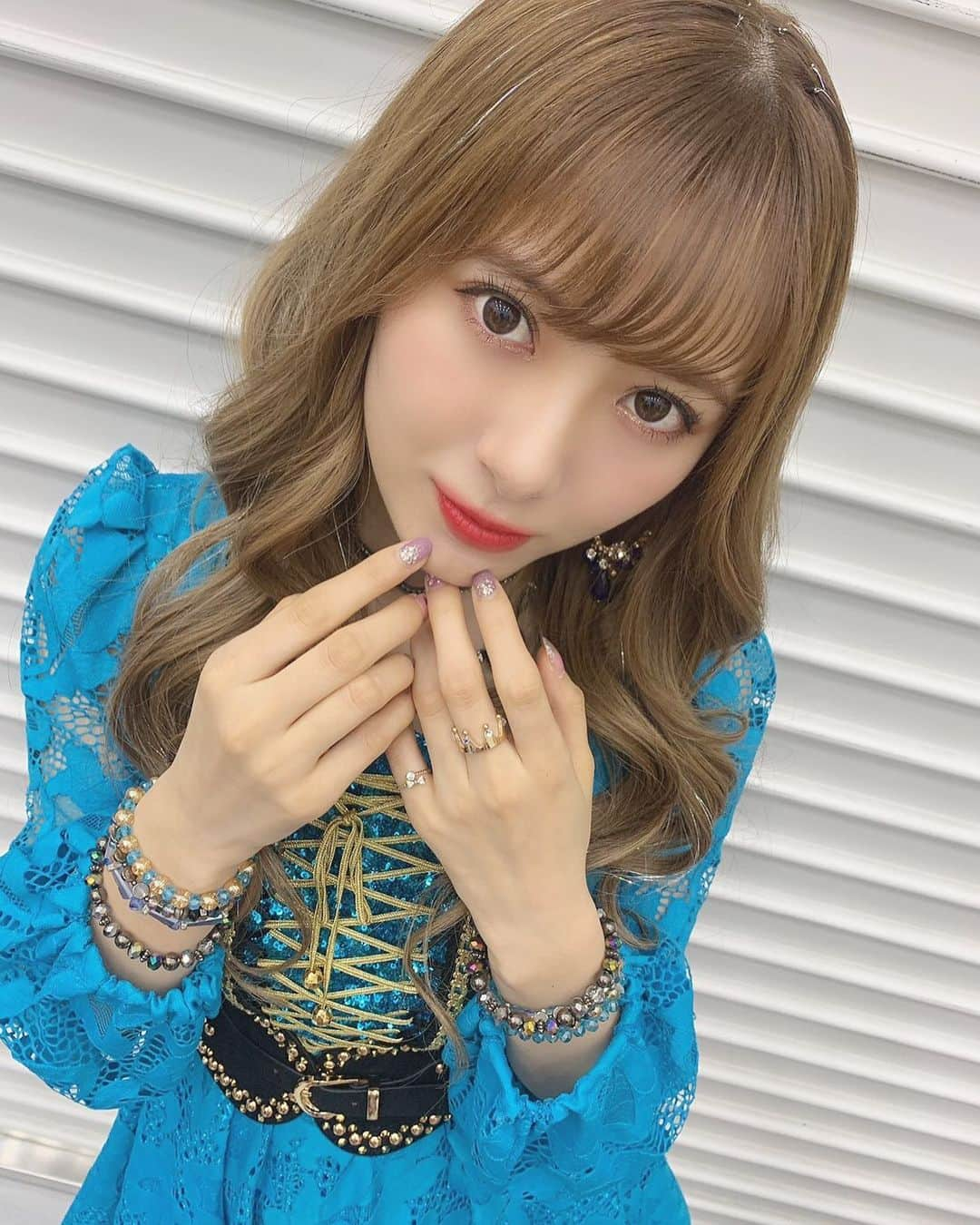 生田衣梨奈さんのインスタグラム写真 - (生田衣梨奈Instagram)「♥見せれなかったツアー衣装♥﻿  ﻿ 春ツアーが中止になったのでみなさんにお見せ﻿ 出来なかった衣装シリーズ♥﻿ ﻿ 次は水色の衣装♥﻿ スカートが短めの衣装です！！！！！♥﻿ ﻿ なんかねー！﻿ スタイリストさんがえりが短めが好きなのを知ってるので﻿ 短めにしてくれます！！！！！﻿ ﻿ そして。。。﻿ 袖も長袖にしています！！！﻿ ﻿ 袖とかアクセサリーは基本的に選ぶことが多いです！！﻿ ﻿ ﻿ アシンメトリーな袖にするのも﻿ 結構衣装だからっていうので普通じゃないものにしてます！﻿ ﻿ ﻿ そして。。。﻿ 小指についてるリングはみずきとお揃いです♥﻿ ﻿ 色違いだよー！♥﻿ ﻿ ピアスは黒髪に黒のピアスだと目立たないので﻿ えりが付けることが多いかな？？﻿ ﻿ ﻿ 撮影者は小田さくらちゃん！！﻿ ﻿ ﻿ #morningmusume20 #モーニング娘20﻿ #helloproject  #顔面国宝﻿ #えりぽんかわいい #アイドル﻿ 存在が #インスタ映え #instablog﻿ #Love #beauty﻿ #followme #makeup﻿ #Instagram #Insta﻿ #메이크업 #얼스타그램﻿ #ig_Japan #팔로미﻿ #フォロー歓迎 #ootd﻿ #小田さくら #譜久村聖﻿ #tour #衣装﻿ #いいね #fashion﻿ #TWICE #IDOL﻿ #SELFIE #셀카」7月30日 12時44分 - erina_ikuta.official