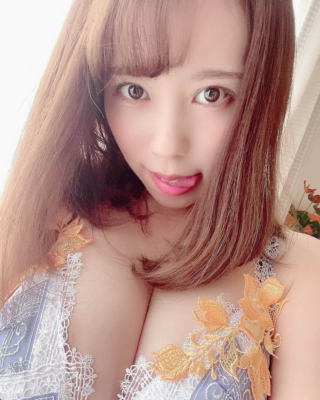 河西あみのインスタグラム：「可愛い下着を着るとテンションあがるよねー❤️ サルートは可愛いなぁ… 乳が飛び出すけど👵👵  筋トレ終わって息子が寝てる間に整骨院行くだけなのにメイクしたわたしです。  普段メイクしてません👶  #salute  #乳が飛び出す #下着可愛い #見せる相手いないからここで　 #japanesegirl」