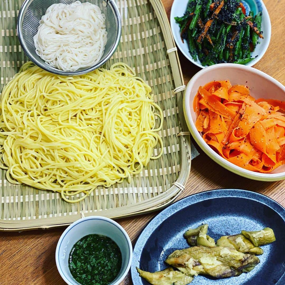 日髙のり子のインスタグラム：「＊＊＊﻿ 我が家では隔週で自然栽培のお野菜が届きます。﻿ ﻿ 毎回持て余し気味のモロヘイヤ😣﻿ 生のまま刻んで、そうめんつゆに混ぜてみたら、とっても美味でした✨✨﻿ ﻿ ネバネバがつゆに自然なとろみをつけてくれるのです。﻿ 山形のだしみたいに、他の薬味と混ぜて冷やっこにかけても美味しいかも知れません。﻿ 新しい発見でした！🌱🌱🌱﻿ ﻿ #モロヘイヤ #そうめん #ソーラーメン #にんじん #サラダ #いんげん #胡麻和え #焼きなす  ﻿」