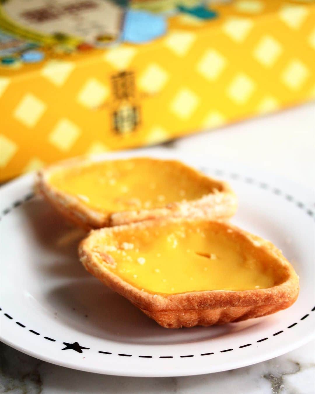 Li Tian の雑貨屋さんのインスタグラム写真 - (Li Tian の雑貨屋Instagram)「The sun is finally out today ☀️ ☀️   And these old sch egg tarts definitely brighten up my day 😋 been a while since I last had them   • • • #singapore #desserts #igersjp #yummy #love #sgfood #foodporn #igsg #ケーキ  #instafood #gourmet #beautifulcuisines #onthetable #breadstagram #cafe #sgeats #f52grams #bake #sgcakes #bread #feedfeed #pastry #foodsg #egg #breakfast #cheapeats #eggporn」7月30日 12時49分 - dairyandcream