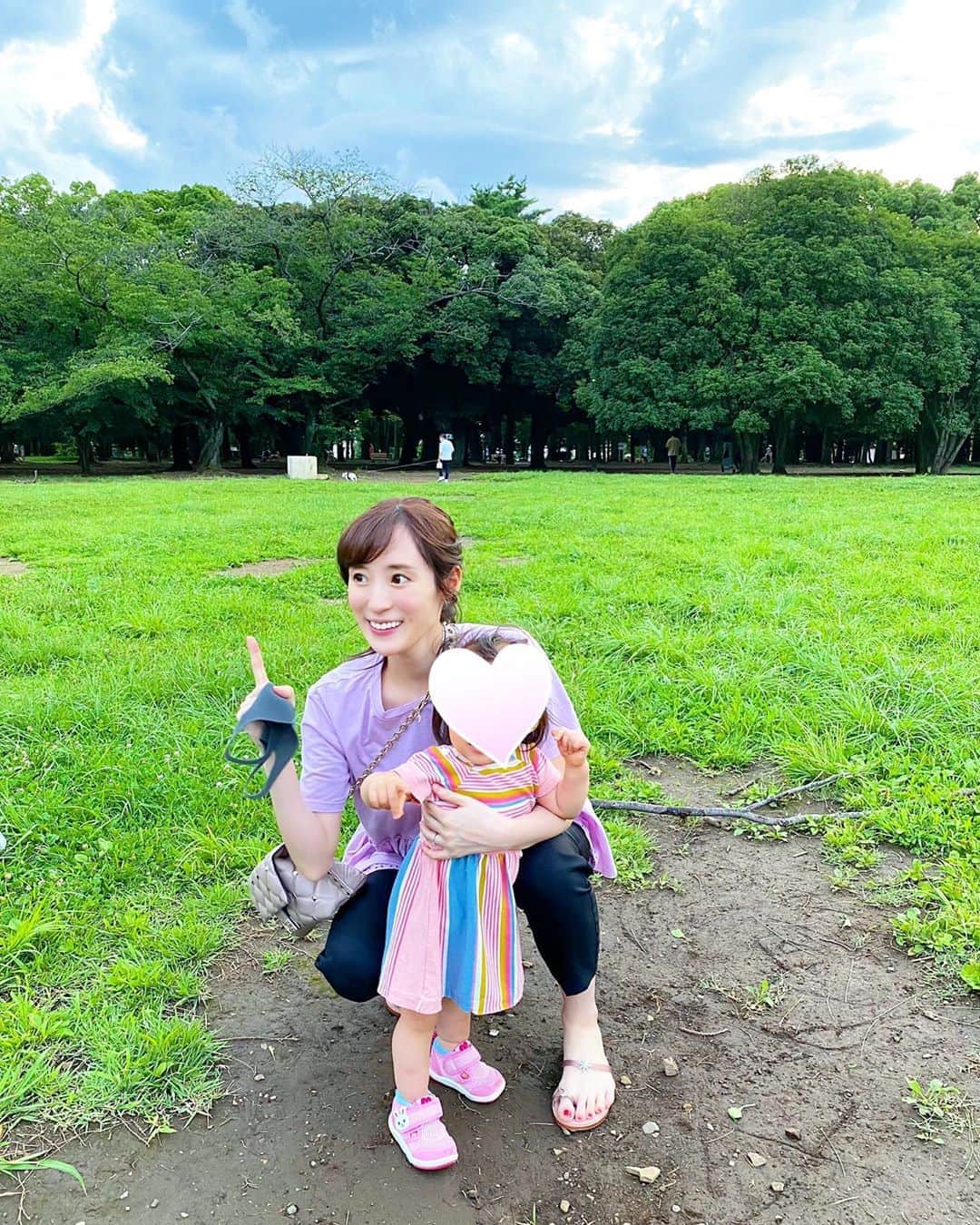 小林真由のインスタグラム：「⋆﻿ ⋆﻿ 出産が待ち遠しいと思いながらも﻿ 👧🏼に5日間も会えないなんて複雑な毎日です🙇‍♂️﻿ 想像するだけで涙🙇‍♂️ そして歩くだけでも息苦しいのに﻿ 分娩台でマスクするなんてすごい世の中😂﻿ ﻿ ﻿ ﻿ #ザラ #チョコア #ツルバイマリコオイカワ #ファッション #コーデ #ママコーデ #女の子ママ #1歳 #ベビー #ママライフ #マタニティ #マタニティライフ #妊婦 #妊婦コーデ #マタニティコーデ #臨月 #妊娠10ヶ月 #第二子妊娠中 #コーディネート #coordinate #fashion ﻿」