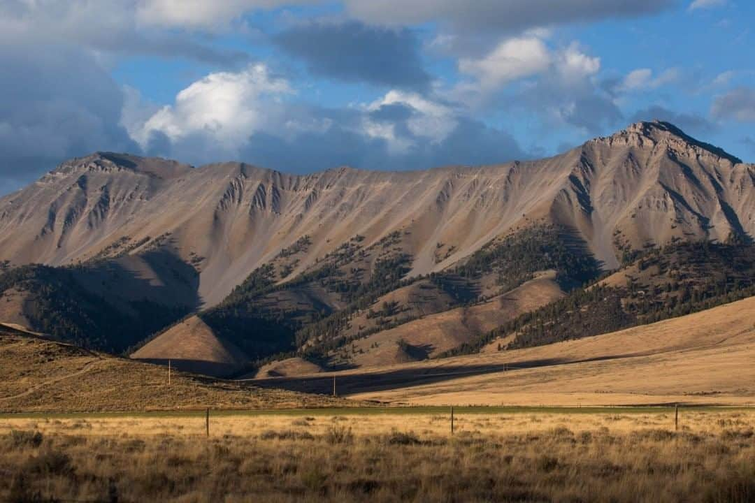 National Geographic Travelさんのインスタグラム写真 - (National Geographic TravelInstagram)「Photo by @Sofia_Jaramillo5  The evening sun casts shadows on the Lost River Range in Idaho. The mountain range runs southeast for 75 miles (120 kilometers) from the community of Challis to Arco. The range is named after the nearby Big and Little Lost Rivers. Instead of flowing into a larger river or body of water, both rivers vanish into the Snake River Plain, a phenomenon that gives them their names. For more photos from Idaho, follow @sofia_jaramillo5. #geology #mountainscape #mountainview #instanature」7月30日 13時09分 - natgeotravel