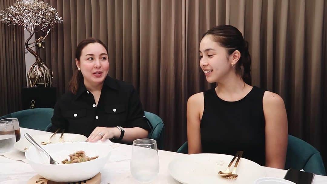 ジュリア バレットのインスタグラム：「Making Dinner for Mom. Now up on my channel. Link in bio 👩‍👧」