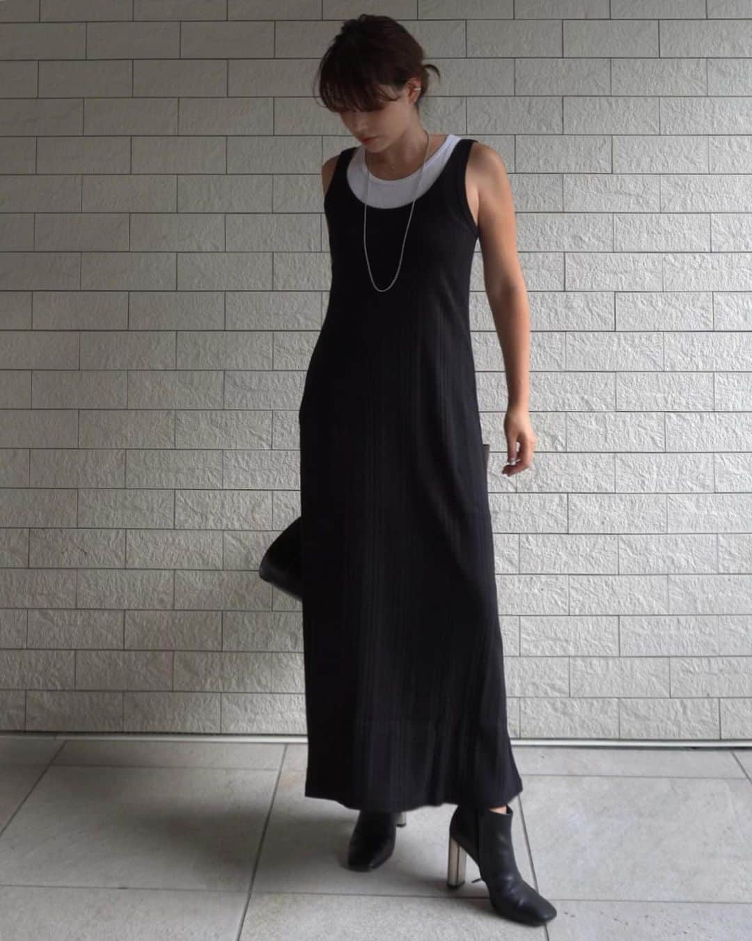 JUNNAのインスタグラム：「今日は店舗、オンラインストア 共に2020ＡＷ発売日です。  インスタライブは18時〜 @etretokyo アカウントで配信します  #2020ETRE_AW  大好きなリブタンクを ワンピにしました🤤  #ランダムリブロングタンクワンピース  コットン100％ 伸縮性の高い、針抜きのリブ編ですが ボディーシルエットを拾い過ぎない様 ウエスト部分からゆるり幅を出してややフレアなデザイン。  リブとかサーマルとか 生地に表面感のある素材って 重ねるのも楽しい...  #etretokyo #大人カジュアル #156cm#モノトーンコーデ」