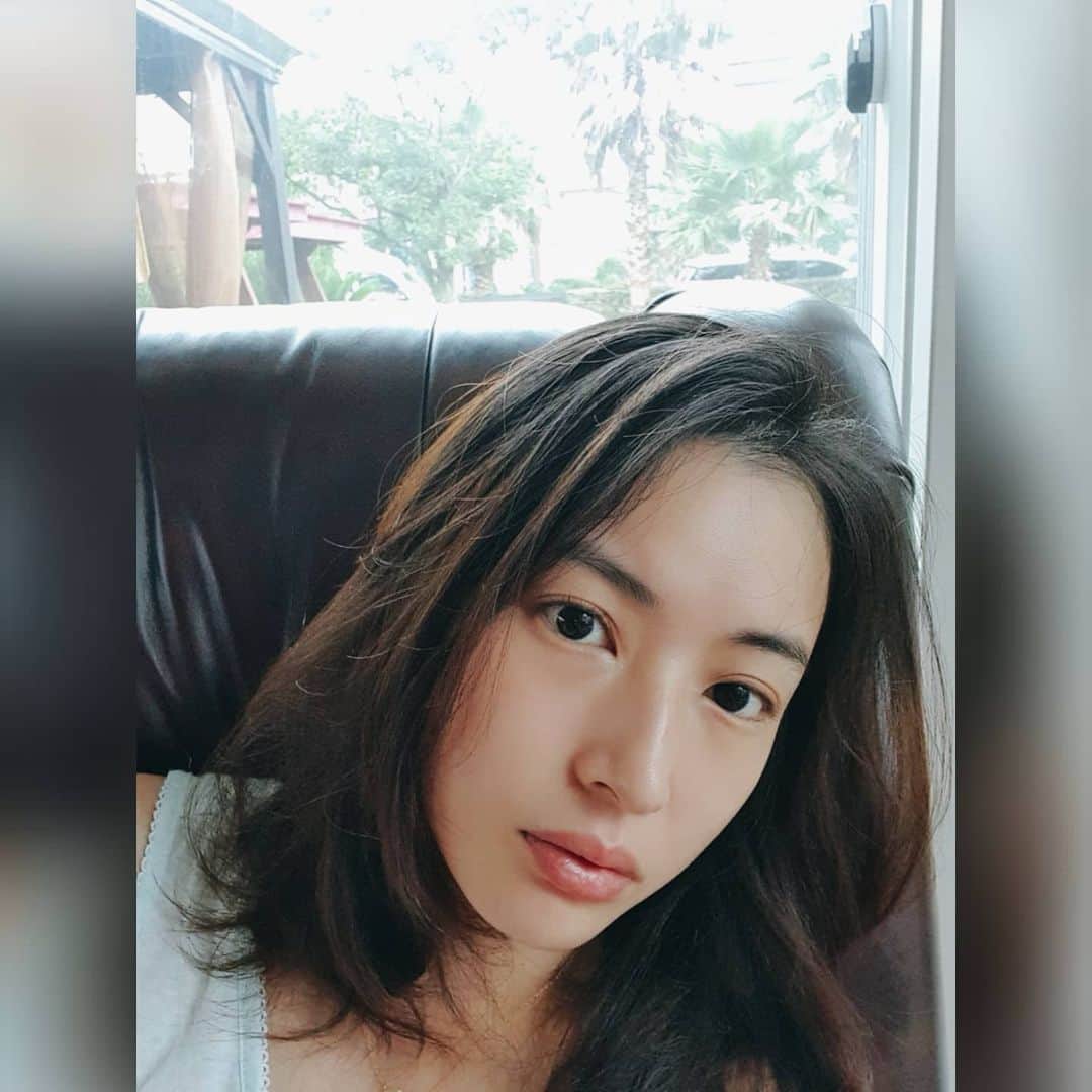 チョン・ダへのインスタグラム：「오늘 아침, 제주도 우리집  습도97😲😱 . 아침마다 박카스를 마시지 않으면, 푹 젖은 수건같은 내몸을 일으켜 세우기가 너무 힘들다🤣 . 제주도에서 박카스 중독이 될 줄이야. #딸래in제주  #제습기고장난줄아라또」