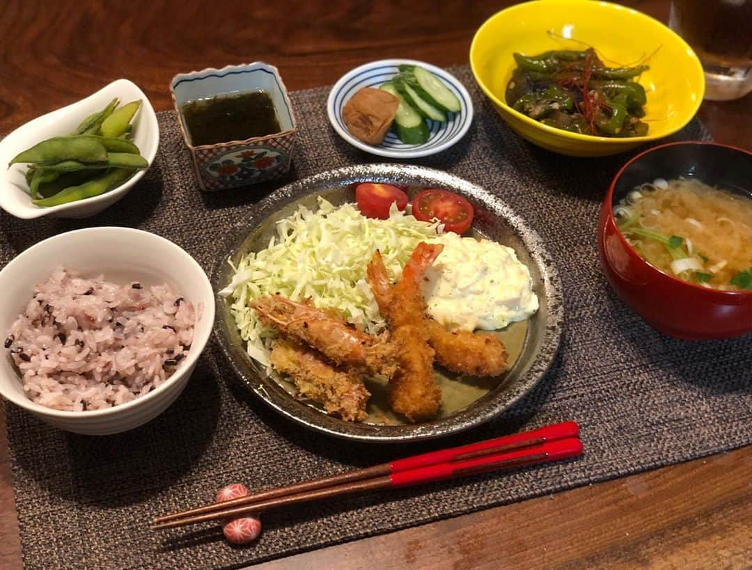 月央和沙さんのインスタグラム写真 - (月央和沙Instagram)「うちの晩ごはん🍚 . #エビフライ #甘長唐辛子となすの味噌炒め #大根のお味噌汁 #ぬか漬け #枝豆 #もずく #古代米 #褒められると #調子にのるタイプです」7月30日 13時24分 - kazusa_tsukio