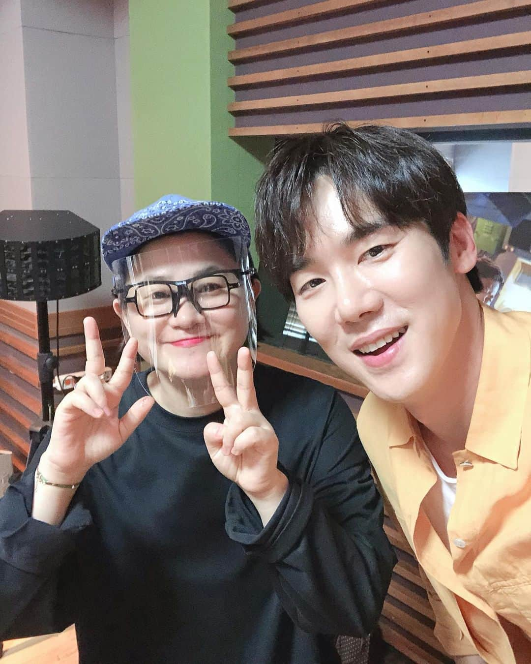 ユ・ヨンソクのインスタグラム：「#김신영의정오의희망곡 #김다비이모 #강철비2_정상회담」