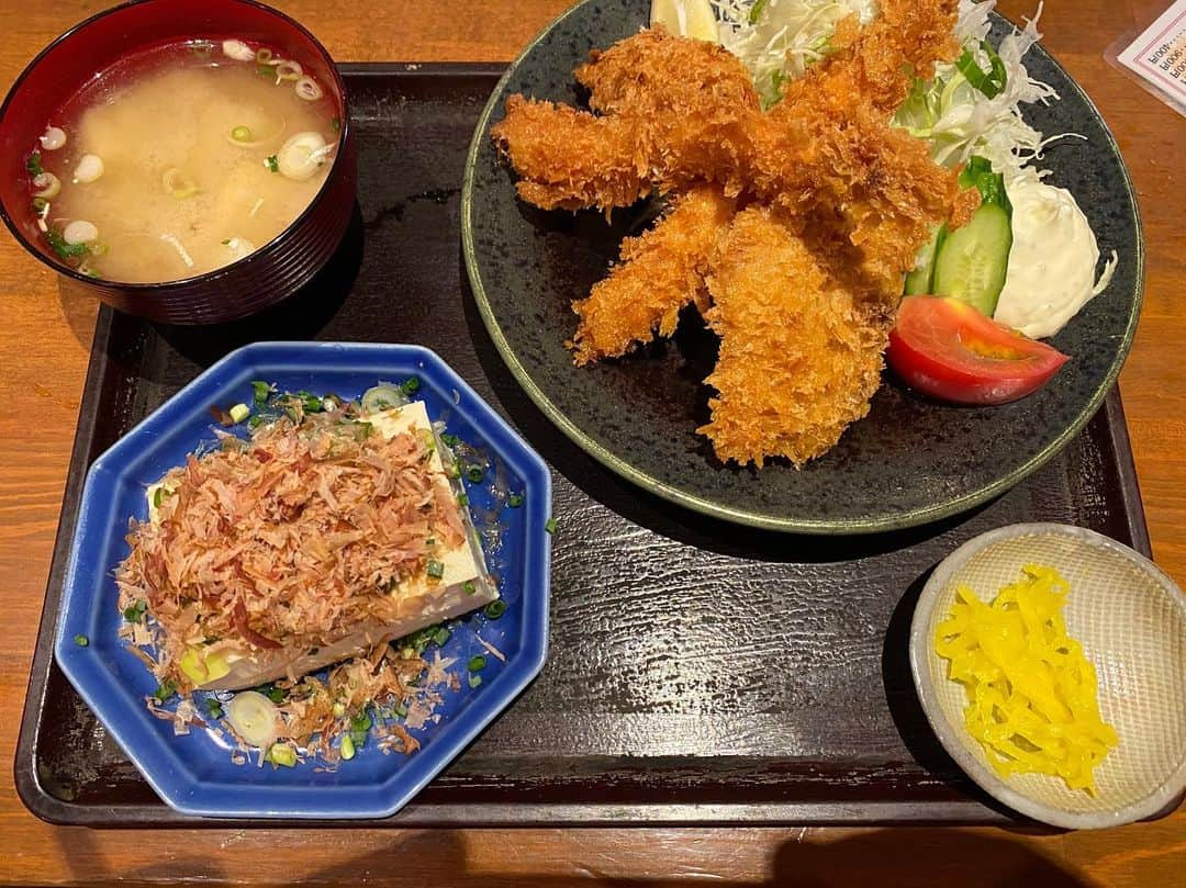 クロちゃんさんのインスタグラム写真 - (クロちゃんInstagram)「お昼ご飯は、フライ定食。 と、言ってもお米の代わりに冷やっこにして、カロリーオフ。 オフ？　オブ？  ナオ・オブ・ナオ！？  負けないしんよー！！  去年の合宿では、好きって言われて騙されたしんからねー！  騙されたら騙し返す、倍返しだしん！！」7月30日 13時36分 - kurochandesuwawa