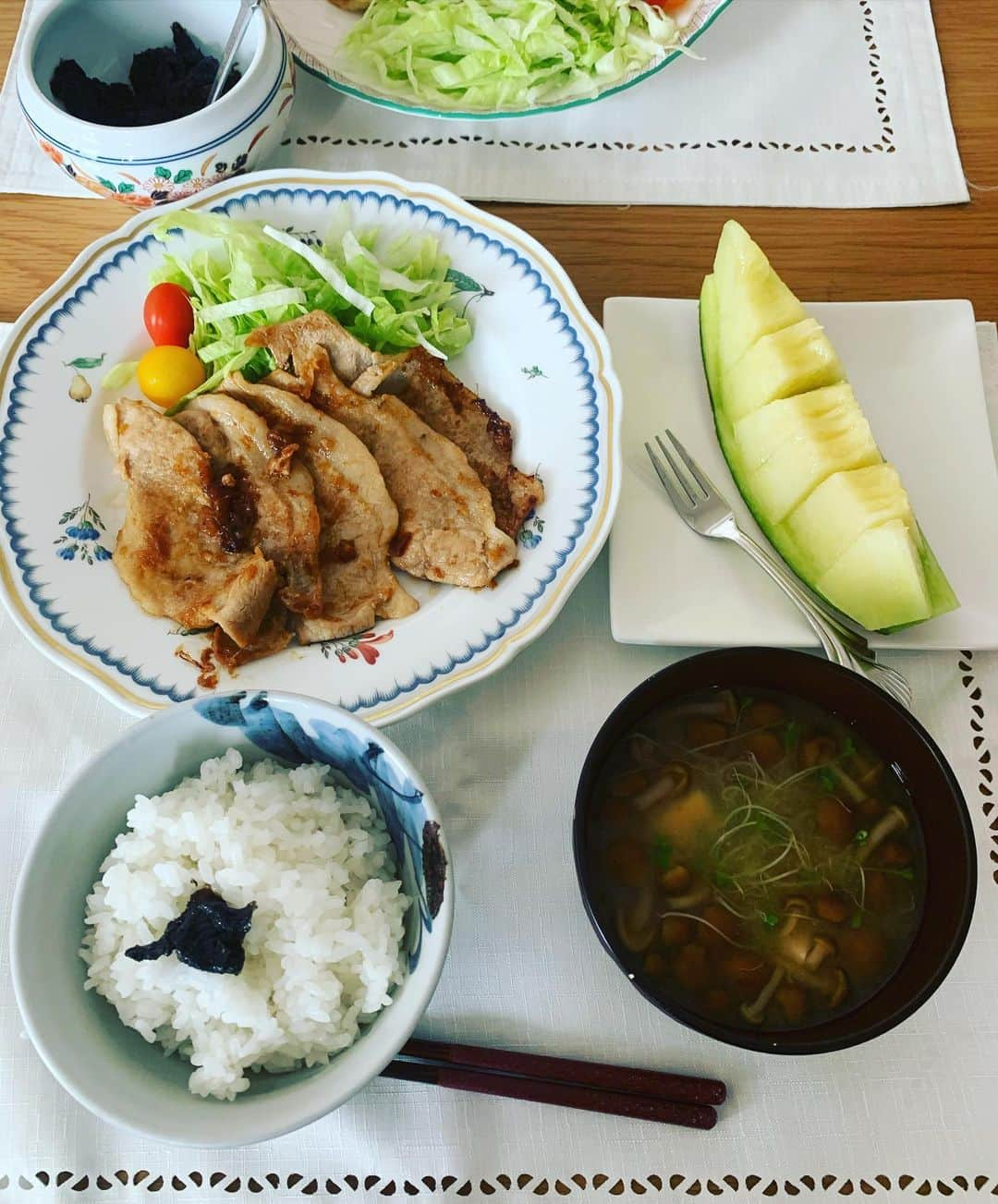 広川ひかるさんのインスタグラム写真 - (広川ひかるInstagram)「本日の竜シェフ👨‍🍳ランチ #豚の生姜焼き  #なめこと豆腐の味噌汁  #メロン　(いただきもの) #海苔の佃煮 (梅味) 、 また生姜焼きとなめこ食べてるなと思ったでしょ😜 竜シェフは、生姜焼き、半田素麺、チャーハンでだいたい回っております😙 買い物するのは私だから好きななめこはつい買っちゃうね。 、 海苔の佃煮は今朝作った私作 海苔は傷みやすいから1枚か2枚の少量で作ります 今日は友達のやす君のお父様作の梅干し入り 私は梅干し入りの海苔の佃煮の方が好みだなと思いました 、 食後のアイスコーヒーの後にお代の発表❣️ 、 「今日は2つくらいイラッとしたので¥55,000-です😏 でも梅味の海苔の佃煮がおいしいから¥500-で結構です」 だそうです 、 山形の大雨被害の情報が少なくてなんでだろうと山形在住の親戚に聞いたら今回は亡くなった方がいなかったからでは？とのこと 皆さん早い避難が良かったようですね 新型コロナの中、災害と元の生活に戻るには時間がかかるでしょうね ふるさと納税だと直接街に寄付が出来るのでこれから山形県と街に寄付を申し込もうと思います。 、 #hikaruhirokawa #竜シェフ #ランチ #おうちごはん」7月30日 13時44分 - hikaru_hirokawa