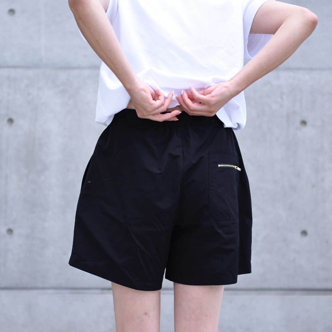Keikooooooのインスタグラム：「夏になるとショーパンが履きたくなる♡ 涼しいし楽ちんだけど、シャカシャカ素材と、後ろのポケットの金具がゴールドだからカジュアルになり過ぎなくてスキです♡👣細く見えるように背伸びしたよ🥳🦒 . T shirt @gu_global  pants @trefleplus bag @soliofficial」