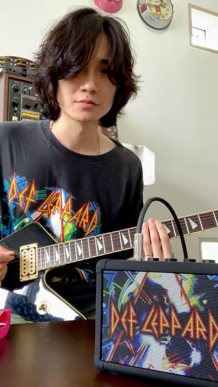 永井聖一のインスタグラム：「何にもない日はデフレパードのTシャツ着てデフレパードのアンプでデフレパード弾いてる変な父親なのだよ #defleppard  #ミニアンプなのにちょっとそれっぽい音になるから気に入ってる」