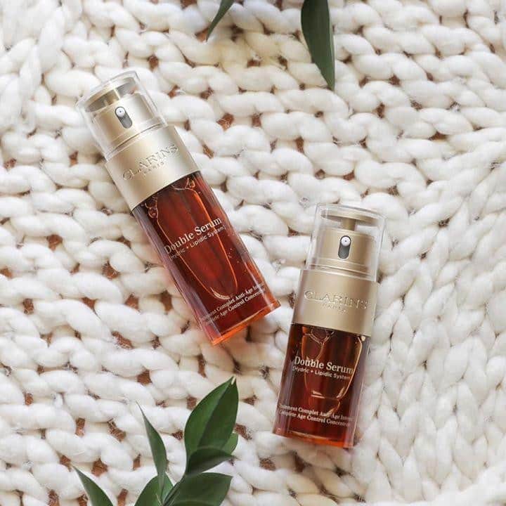 Clarins Middle Eastさんのインスタグラム写真 - (Clarins Middle EastInstagram)「السرّ الرئيسي للسيطرة على مفهوم رعاية البشرة في الصيف و إعادة الإشراق الشبابي للجلد🌞🕒⁣ البحث العلمي يداً بيد مع مستخلصات النباتات، حتى 21 مستخلص نباتي عالي الفعاليّة يتركّز في هذه العبوة الرائعة⁣ ⁣ الشحوب، المسام الواسعة والخطوط الرفيعة جميعها ستتراجع وتختبئ، والأكثر روعة أن البشرة ستتوازن مباشرةً🥰⁣ The key secret to dominate the maintenance in summer and reproduce the youthful radiance of the skin🌞🕒⁣ Scientific research feat plant extracts, as many as 21 high-efficiency plant extracts goes into this bottle of essence⁣ ⁣ Dullness, pores, and fine lines all stand aside, and the most amazing thing is that it directly stabilizes the skin🥰」7月30日 14時00分 - clarinsmiddleeast