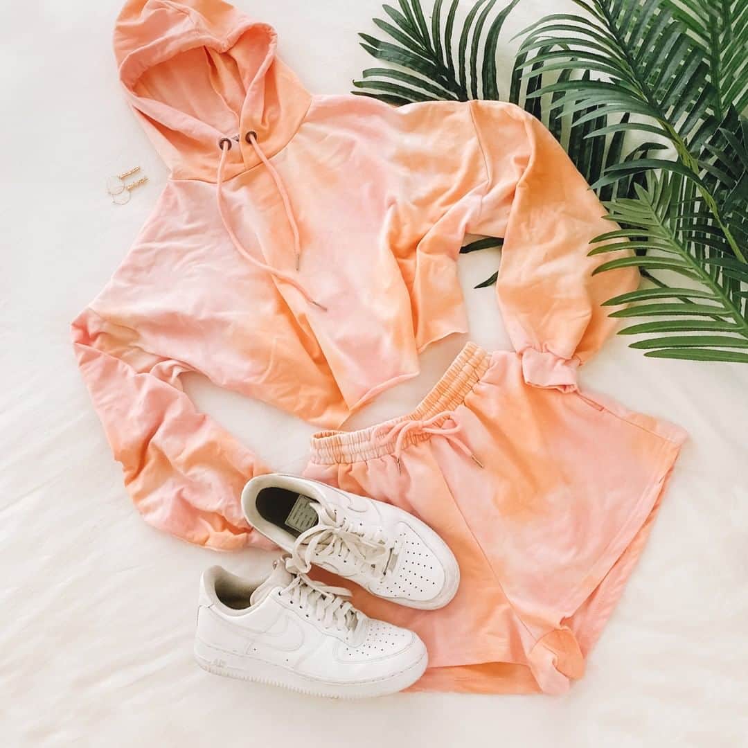 Beginning Boutiqueさんのインスタグラム写真 - (Beginning BoutiqueInstagram)「Cute n casj ⚡ The ultimate weekend 'fit to lounge in! Shop the No Halo Relaxed Shorts Pink Tie Dye & No Halo Raw Hoodie Pink Tie Dye now.」7月30日 14時01分 - beginningboutique