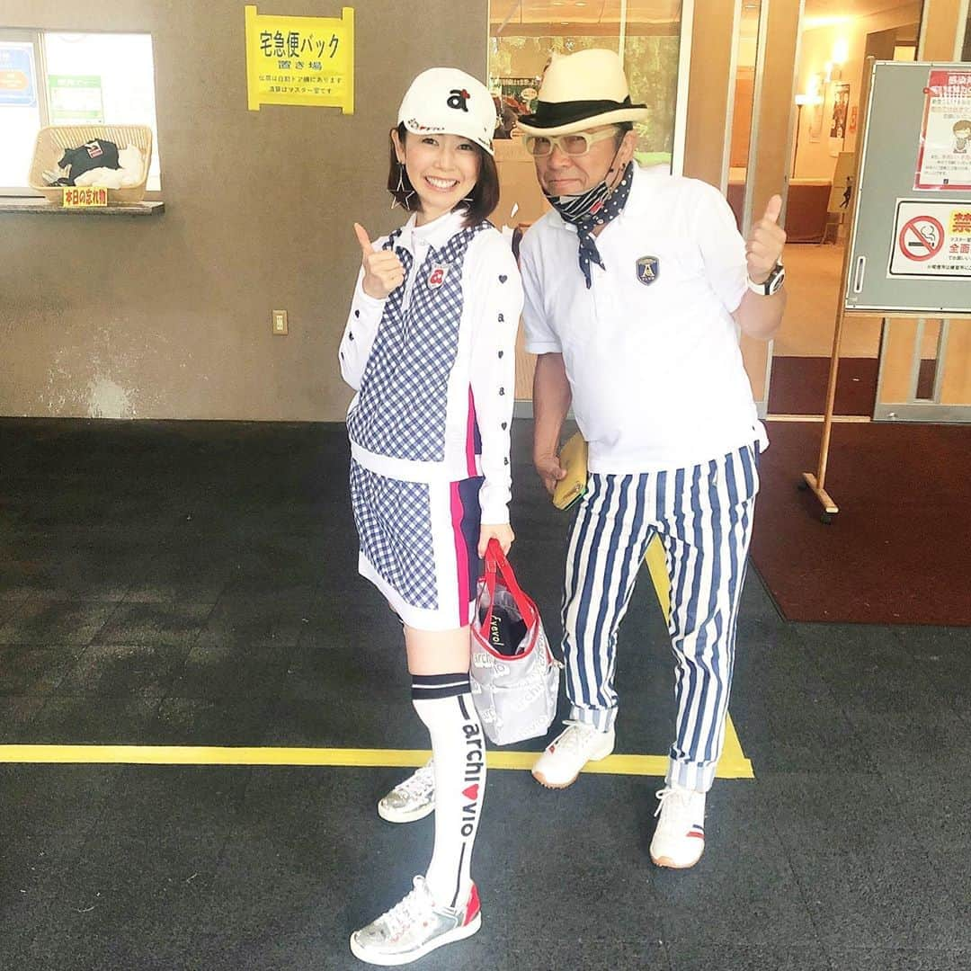 宮崎宣子さんのインスタグラム写真 - (宮崎宣子Instagram)「ドンさんと、軽井沢土砂降りゴルフ⛳️🤣 綿のシャツが重い重いと言いながら、こんな雨では普通はやらないと言いながら、ハーフで辞めようと言いながら、結局最後まで18ホール回ってくれる優しさ💕  俺のことは親戚のおじちゃんだと思ってねって言ってくれて、いつも色々と助けてくれるドンさんとのゴルフは本当に楽しかった⛳️✨  #軽井沢ゴルフ #ドン小西　さん #親戚のおじちゃま #ゴルフ女子  #ゴルフウェア #ゴルフバッグ #archivio #雨ゴルフも楽しい」7月30日 14時01分 - miyazaki_nobuko