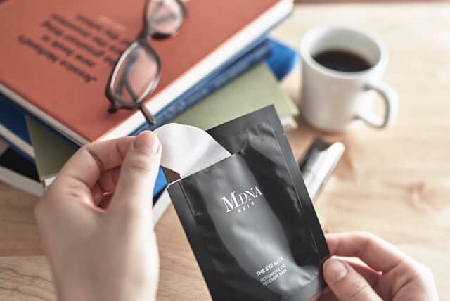 MDNA SKINのインスタグラム：「リッチな密着感で、目もとの印象をくっきりクリアに。 #ザアイマスク  Cゾーンまで覆う大判シートで長時間乾きにくく、目もとの肌を潤いで満たして引き締めます。  朝には肌のキメを整えて引き締め、メイクのりをアップ。  夜には目もとを包み込み、ハリと弾力を与えます。」
