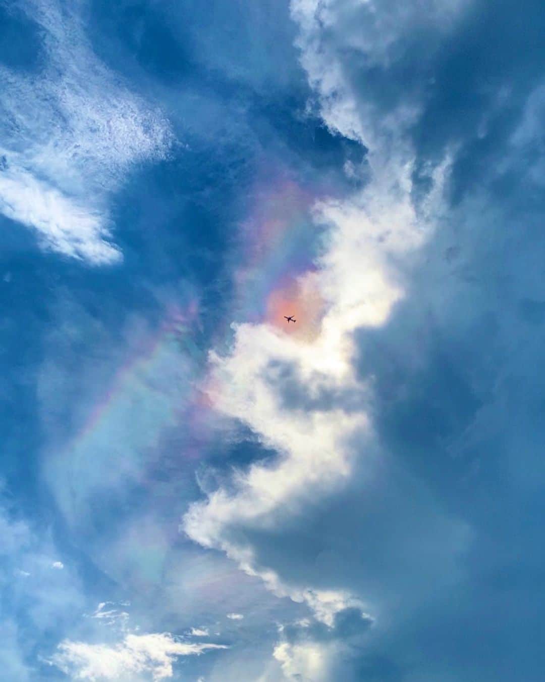 Elva Niさんのインスタグラム写真 - (Elva NiInstagram)「When I look up to the sky I found this beautiful rainbow clouds in front of me. Rainbow always reminds me the reflection of various beautiful possibilities. Any pain and tough times endured will not be the final destination in our life. 🌈 . . . #messagesfromtheuniverse  #rainbowclouds  #followerainbow」7月30日 14時10分 - misselvani