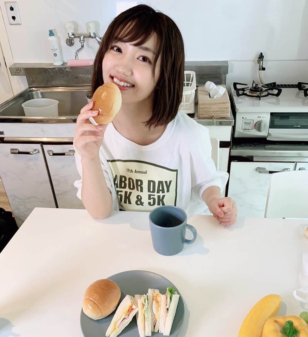 のインスタグラム：「撮影オフショット📸 マネージャーさんが撮ってくれたよ✨ 朝食シーン🥣 （このあとスタッフが美味しく いただきました。笑）  #広告モデル　#オフショット #グラビアアイドル  #朝食シーン　#情報解禁までお楽しみに ❤️」