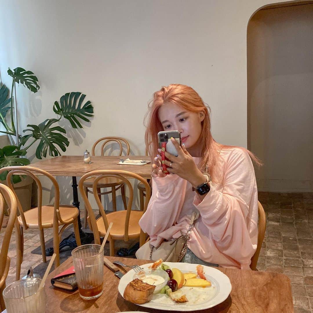 キム・ダヘのインスタグラム：「#공동구매#공구#마켓 요 제작긴팔티 8월에 드뎌.. 잡았어요 🌸🌸」