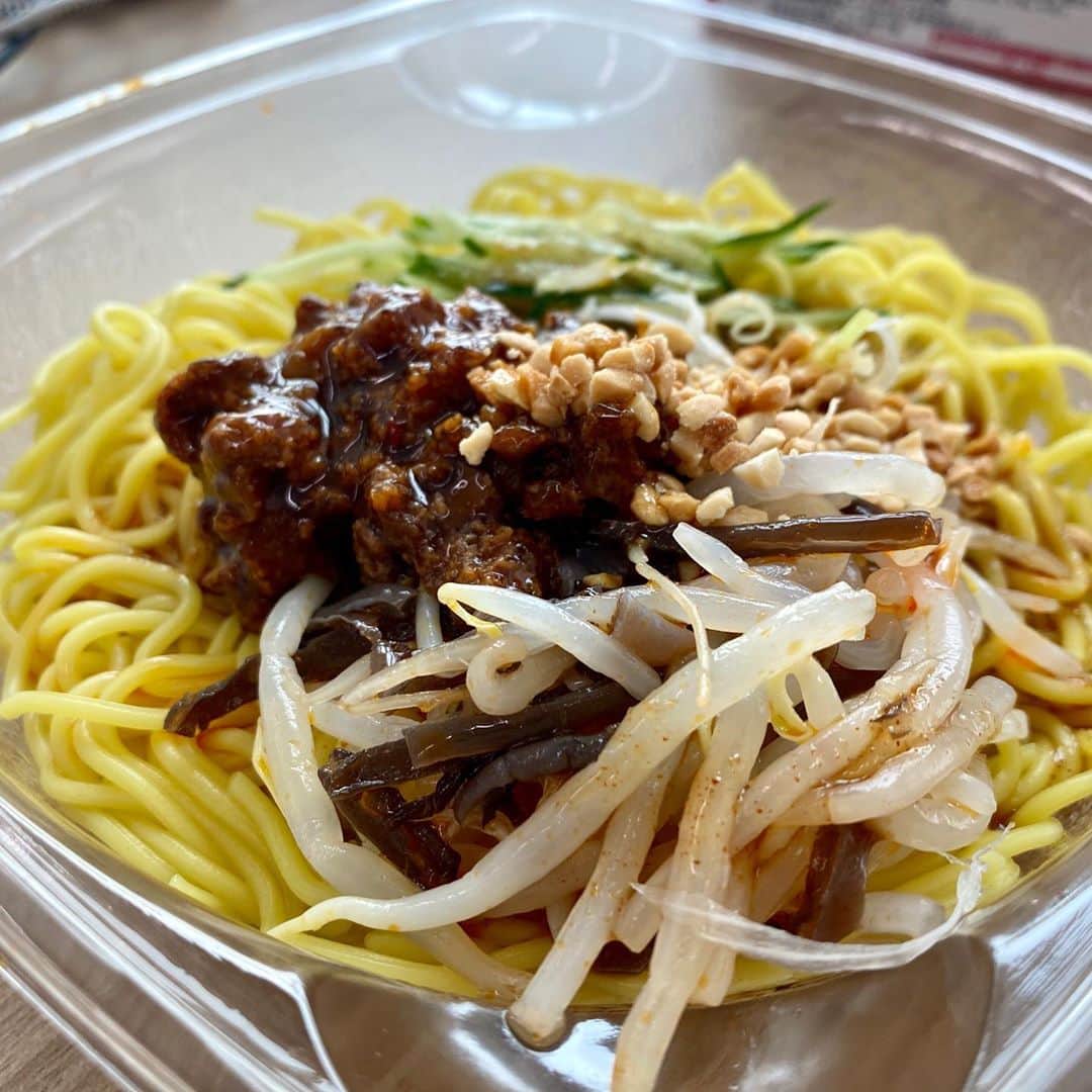 のインスタグラム：「‪ローソンの重慶飯店の冷し担々麺めちゃくちゃ美味しい〜！！辛いソースと痺れのソースが別々に入っててそれぞれの役割をしっかり果たしている☺️ #ローソン‬ #冷し担々麺  #ラーメン #らーめん #拉麺 #라면#ramen#noodle  #つけ麺 #まぜそば #汁なし #麺 #麺活 #ラーメン巡り #ラーメンインスタグラマー #麺スタグラム #rameninstagramer  #travel #foodie」