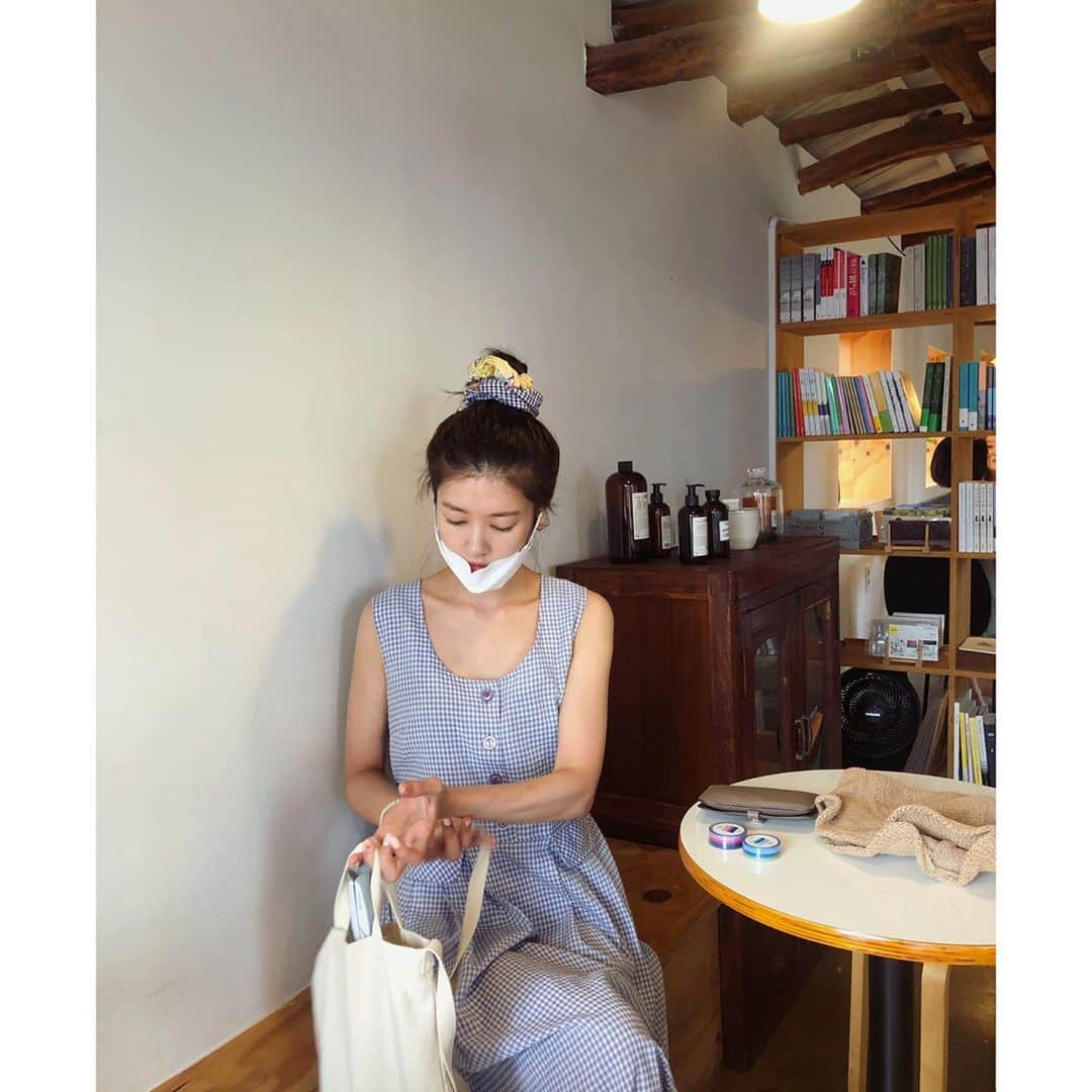 チョン・ソミンのインスタグラム：「일생일대의 고민 #마스킹테이프콜렉터 #둘중뭘살것인가 #두개다사버려? #너집에많잖아🤦🏻‍♀️」