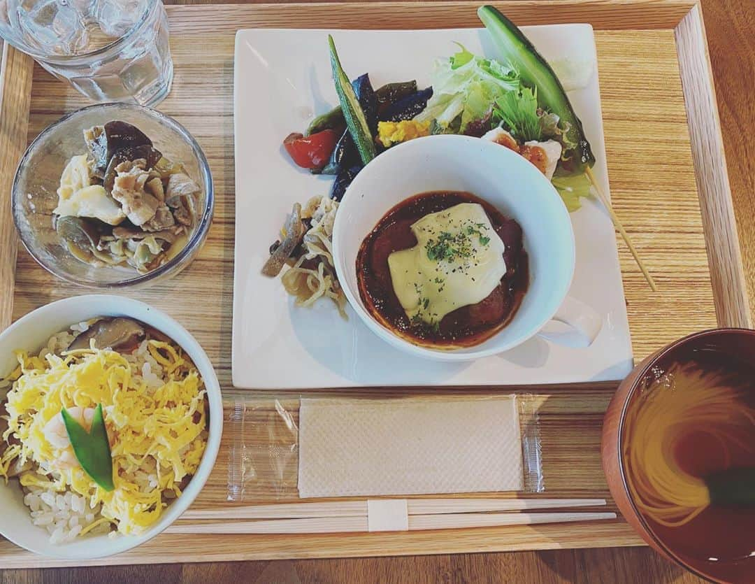 A-Portさんのインスタグラム写真 - (A-PortInstagram)「🍚﻿ ﻿ 社員食堂﻿ ﻿ 冷たいすまし汁の中には、﻿ オクラから生えた素麺が入ってる😮！﻿ ﻿ どうやって作るのか聞いたら、﻿ オクラの中身をくりぬき、﻿ それに素麺を詰めて茹でるんだって‼️﻿ ナイスアイデァ👍✨﻿ ﻿ どれもこれも美味しくて、﻿ スタッフみんな大満足でした😋﻿ ﻿ ごちそうさまでした🙏﻿ ﻿ ﻿ ﻿ #清水工務店﻿ #毎週木曜日﻿ #社員食堂﻿ ﻿ #風の薫り﻿ #切干大根﻿ #きゅうりの一本漬け﻿ #かぼちゃのそぼろ煮﻿ #煮込みハンバーグ﻿ #鶏ささみの梅肉添え﻿ #豚バラ肉のホイコーロ﻿ #ちらし寿司﻿ #冷たいすまし汁﻿ ﻿ ﻿」7月30日 14時27分 - shimizu_aport