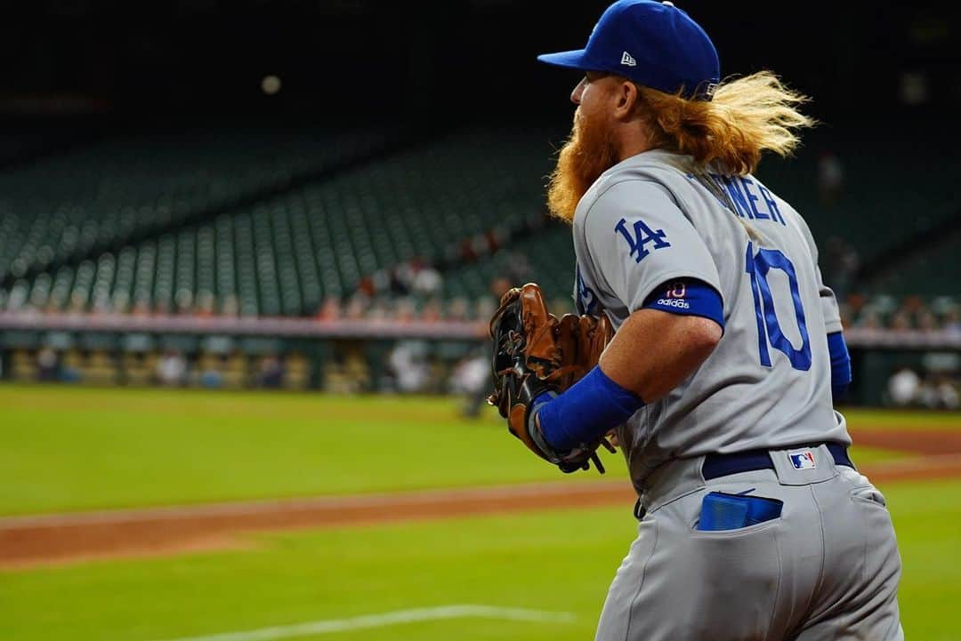 ジャスティン・ターナーさんのインスタグラム写真 - (ジャスティン・ターナーInstagram)「Sometimes you don’t play great, but you find a way to win. Kudos to our pitching staff tonight!!! #sweeptheseries #letssssgoooo」7月30日 14時30分 - redturn2