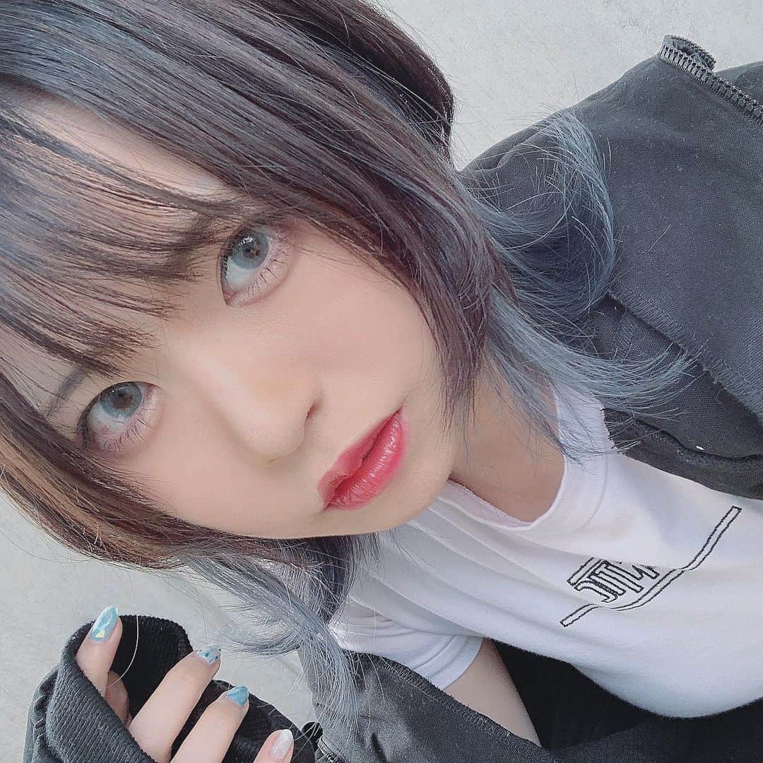 ねおきまこのインスタグラム：「インナーカラー色落ちしてきていい感じになってきた🦋 . . . #自撮り界隈 #bluehair #いいね返し #ブルーヘアー #派手髪 #innercolor #インナーカラー #自撮り女子 #haircolor #hairstyle #ファッション」