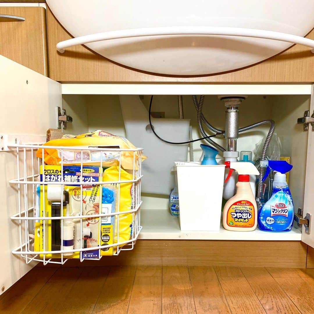富永沙織さんのインスタグラム写真 - (富永沙織Instagram)「モノを増やさないために、収納用品を新しく買わなくても、スッキリできる整理収納✨ ・ #洗面台下収納 #収納用品はムダに持たない #整理収納アドバイザー #整理収納 #整理収納アドバイザー1級 #整理収納アドバイザーsaori #スッキリ収納術 #整理整頓 #整理収納術 #シンプル #スッキリ暮らす #お片付け #使うものだけ #seirishuno #seirishunoadvisor #organized #おうち時間を楽しもう #おうち時間 #きれいになる #効率化」7月30日 14時54分 - saori_tominaga