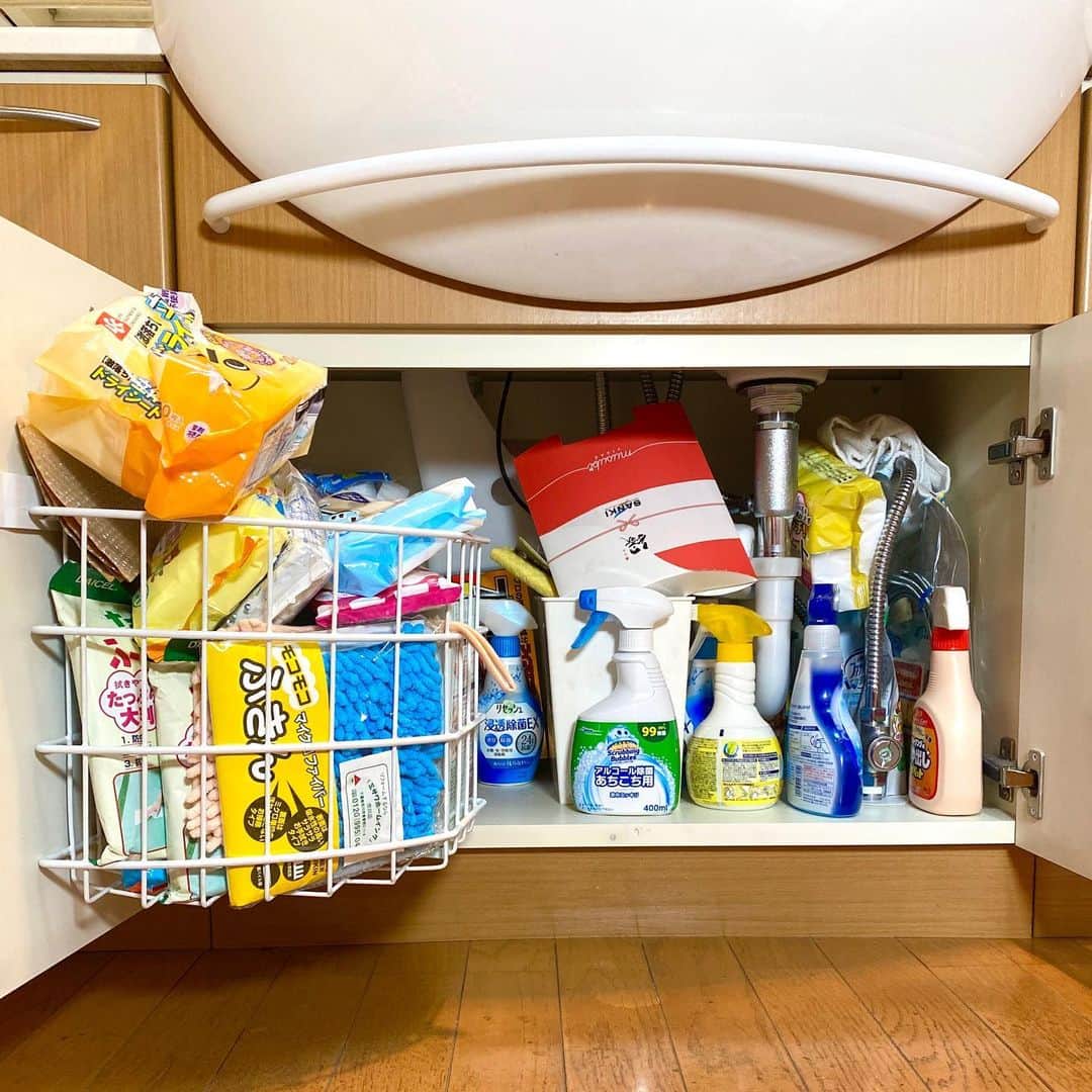 富永沙織さんのインスタグラム写真 - (富永沙織Instagram)「モノを増やさないために、収納用品を新しく買わなくても、スッキリできる整理収納✨ ・ #洗面台下収納 #収納用品はムダに持たない #整理収納アドバイザー #整理収納 #整理収納アドバイザー1級 #整理収納アドバイザーsaori #スッキリ収納術 #整理整頓 #整理収納術 #シンプル #スッキリ暮らす #お片付け #使うものだけ #seirishuno #seirishunoadvisor #organized #おうち時間を楽しもう #おうち時間 #きれいになる #効率化」7月30日 14時54分 - saori_tominaga
