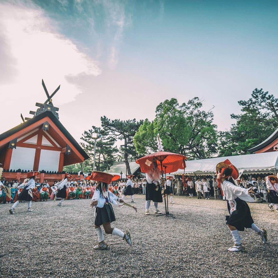 住吉大社 | sumiyoshitaishaさんのインスタグラム写真 - (住吉大社 | sumiyoshitaishaInstagram)「本日より住吉祭が開催されます。 住吉祭は、疫病など災いを祓い清める神事で古くより「おはらい」と称され、神道で最も大切であるお祓いの信仰を集めてきました。 例年では夏越祓神事や例大祭、神輿渡御など様々な神事が賑やかに行われていますが、本年はすべての規模を縮小、神職と関係者のみで執り行うこととなりました。 一日も早い疫病の終息、国土の平安を祈念し神事の奉仕に努めます。   ・期間中の閉門時間は１７時となります。 ・露店の開設はありません。 ・８月１日の神輿渡御は中止いたします。   ※神事の写真は前年のものになります。   #大阪 #大阪観光 #住吉大社 #神社 #日本 #sumiyoshitaisha #osaka #japantrip #osakatrip #shrine #japan #安産祈願 #安産 #厄除 #住吉祭 #夏祭 #神輿 #神輿渡御 #夏越祓神事 #献灯」7月30日 15時08分 - sumiyoshitaisha_shrine