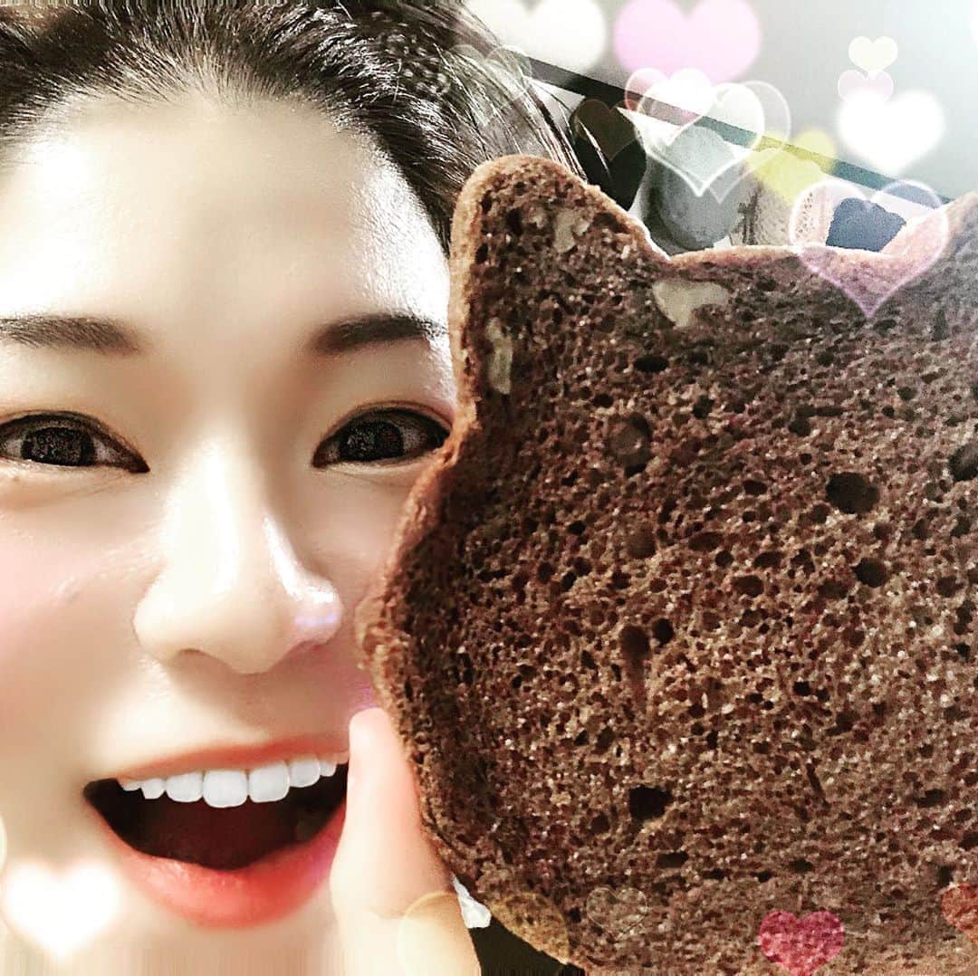 綾瀬マリアさんのインスタグラム写真 - (綾瀬マリアInstagram)「#ねこねこ食パン 🍞 また買っちゃったよ〜💕  ぷわっぷわでもっちり😍  サイコーのおやつじゃないですか💕  #おやつのじかん  #スタバのお供 #おいしい #コーヒーのお供  #猫好き #ねこ好き #猫 #ねこ #猫大好き #パン好き #パンだいすき」7月30日 15時13分 - ayasemaria