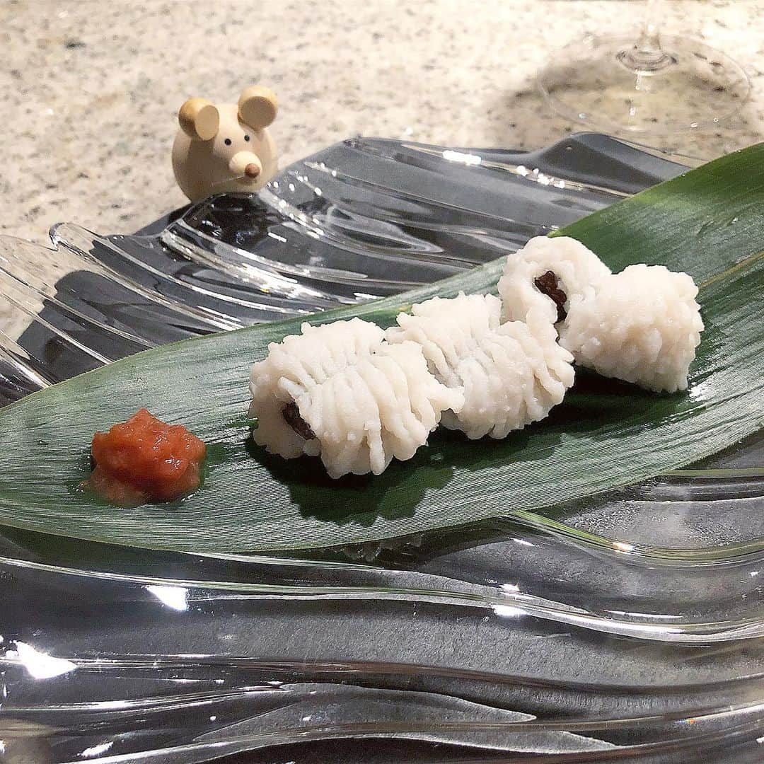 榊山敬代のインスタグラム：「🏮🐟… ・ 最近マイブームのハモさん 週末リピートしましたの巻  笹の葉にのせて…🌿🎐… ・ ・ ハモさんの  モコモコな形は新しい 生きモノさんのようで  お友だちになりたいナと ネズミちゃんも興味津々  ところで笹の葉は初デビューにて  先日の買い出しはいつもは あまり見ないエリアを散策 しましたら笹の葉遭遇の巻  長年通っていた食品ストアだけど こんなところにあったとはと発見  笹の葉１枚で食卓が フレッシュに変身で 今後も取り入れたい ・ ・ 🐼🌿✨… ・ ・ 最近フォームローラーさん コロコロほぐすのが日課で 今のところ珍しく続いてる  コロコロイタタ イターコロコロ  ３９年間の凝りを しばらくほぐし中 ・ ・　　　 🧘‍♀️… ・ ・ #おうちごはん #おうち大好き #enjoyhome ・ ・ ・ ・ ・ #夕食 #dinner #おうちごはん  #ご馳走 #鱧 #ハモ #お魚 #マイブーム  #おつまみ #笹の葉 #梅 #梅肉 #お吸い物 #healthy #food #seafood #fish #日本酒#日本酒のお供 #sake #しゅわしゅわ #wine #artist #kitchen #cooking #日本画家 の #お料理こんなもん」
