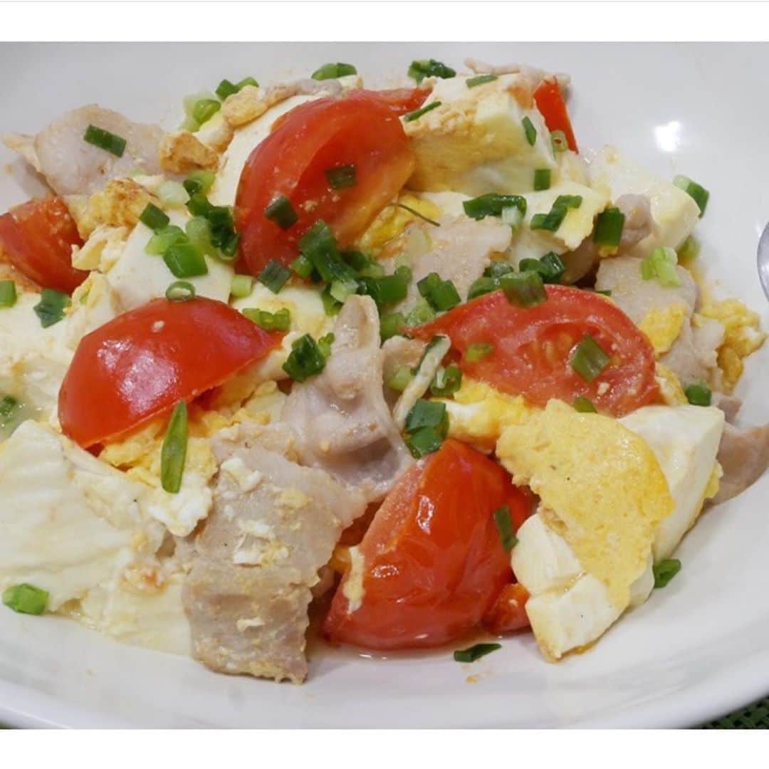 にんべん　おだしでキレイ習慣さんのインスタグラム写真 - (にんべん　おだしでキレイ習慣Instagram)「こんにちは🌞﻿ 今日は @asahina.ayaka さんの投稿をご紹介します🐟💕﻿ にんべんの #だしが世界を旨くする シリーズのトマトチャンプルーを作ってくださいました🍅🥚🤤﻿ ﻿ .﻿ .﻿ .﻿ ﻿ ﻿ ﻿ ﻿ 溶き卵と豆腐のトマトチャンプルの素﻿ :﻿ #だしが世界を旨くする ﻿ シリーズ新作出た❤️でダブって購入しましたが...﻿ 作ってみました！﻿ :﻿ :﻿ チャンプル　と言うと醤油やオイスターソース味で食べたり思い出されると思いますが...﻿ ﻿ 私もそうでした。﻿ ﻿ これ塩系です。﻿ ﻿ 白だし　の味をイメージしていただければいいと思います。﻿ ﻿ 玉子、豆腐　、トマト　豚肉　と冷蔵庫によくある食材。﻿ 我が家の冷蔵庫では絶対スタメン食材です。﻿ ﻿ 丸ごとトマトじゃなきゃトマトを食べない息子も全く嫌がる事なく普通に食べてました。﻿ 火を通せばカットトマトもいけるのか？　﻿ ﻿ 豆腐(木綿)を厚揚げにしたり、豚肉を鶏肉にしたり、カットトマト🍅をプチトマトにしても美味しく出来上がりそう。﻿ ﻿ 次はアレンジしてみます女﻿ ﻿ #だしが世界を上手くする﻿ #だしのある生活﻿ #にんべんだしアンバサダー﻿ #にんべん﻿ #にんべん講座﻿ #かつお節﻿ #鰹節﻿ #和ごはんプロジェクト ﻿ #おだし生活﻿ #おうちごはん ﻿ #時短料理 ﻿ #フライパン1つで﻿ #簡単ごはんおうちごはん ﻿ #ヘルシーごはん﻿ #だしパックダイエット﻿ #ダシエット﻿ #在宅ごはん﻿ #おいしい写真﻿ #ワンプレートごはん﻿ #ワンプレート﻿ #ワーママご飯﻿ #簡単ごはん﻿ #葛飾区ママ﻿ #私のおいしい写真」7月30日 15時34分 - ninben.dashiambassador