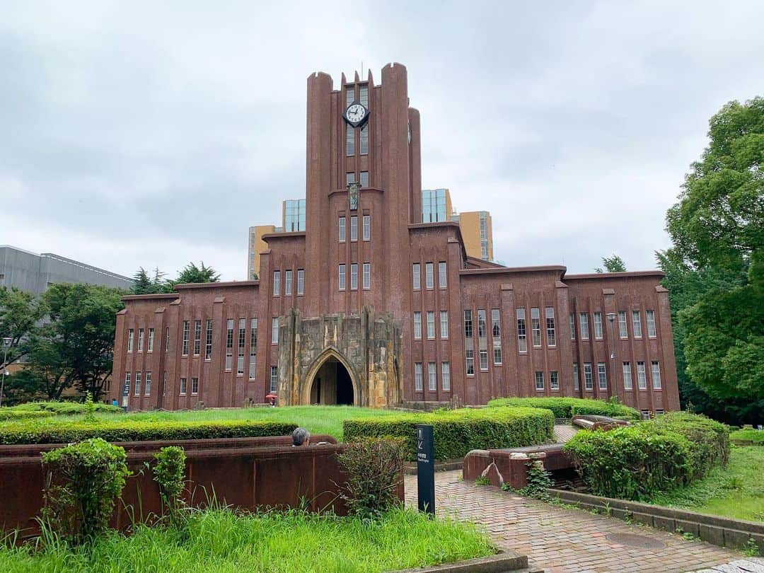 砂川信哉のインスタグラム：「久々に大学行ったらすげえ草生えてた」