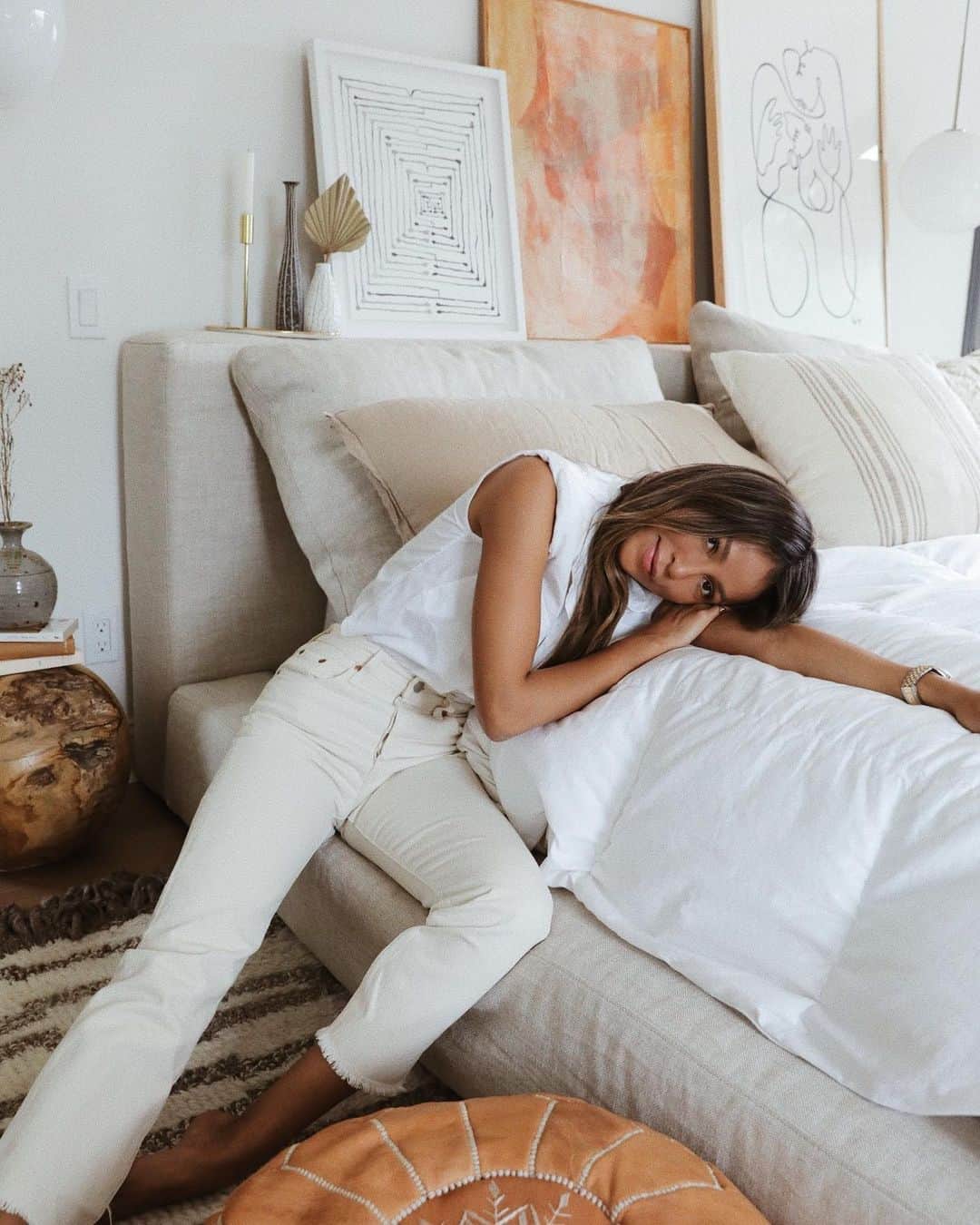 ジュリー・サリニャーナのインスタグラム：「After a long day of zoom meetings... 😴」