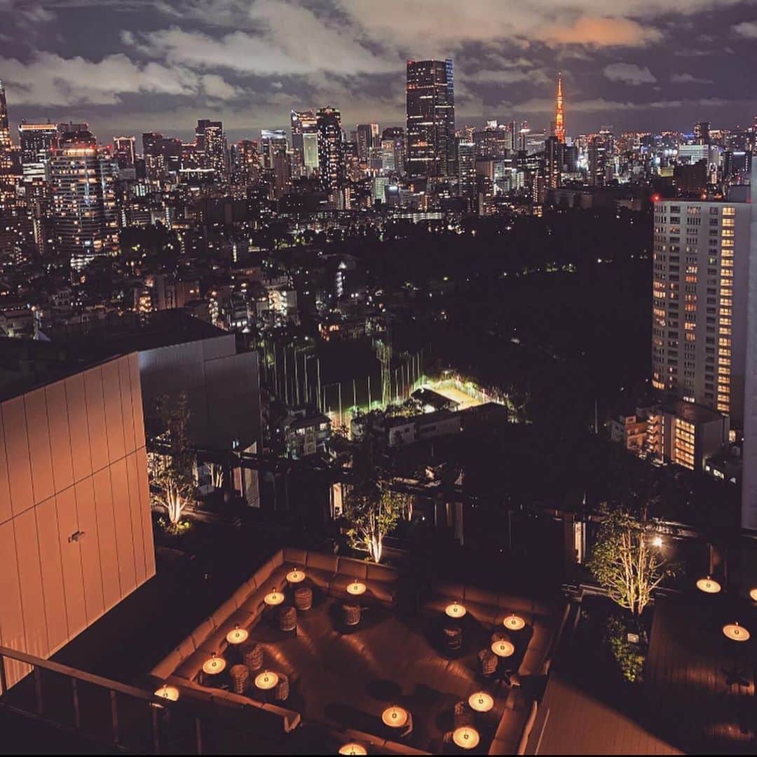THE KAWABUN NAGOYA | 河文さんのインスタグラム写真 - (THE KAWABUN NAGOYA | 河文Instagram)「* 弊社の新しいホテル﻿ THE AOYAMA GRAND HOTEL が﻿ 8月5日(水) 東京・外苑前ベルコモンズ跡地にオープンします。﻿ ﻿ このようなご時勢ですが、まずは東京にお住まいの方々に、ホテルを楽しんでいただける場所になれればと思います。﻿ ﻿ 客室は、ヴィンテージマンションにインスピレーションを得ています。1980年代の青山のカルチャーを創った大人が好んで住んだ住宅です。﻿ ﻿ 当時の部屋を振り返ると、世界各国さまざまな場所から家具や調度品を取り入れているにも関わらず、素晴らしいインテリアにまとまっています。住人各々のフィルターを通すことでデザインに一貫性が保たれていたのです。﻿ ﻿ そんな時代のヴィンテージマンションの一室を、ここ北青山二丁目に再構築しました。﻿ ﻿ 東京以外に在住の皆様にも、情勢が落ち着きましたら、ぜひこのホテルを味わっていただけたら嬉しいです。﻿ ﻿ ホテルコンセプトなど、 @aoyamagrand のハイライトやフィードに投稿していますのでぜひ一度ご覧ください。﻿ ﻿ https://aoyamagrand.com/﻿ ﻿ #TheAoyamaGrandHotel#Hotel#Tokyo#Aoyama#restaurant#bar#おもてなしが好きだから」7月30日 15時29分 - thekawabunnagoya