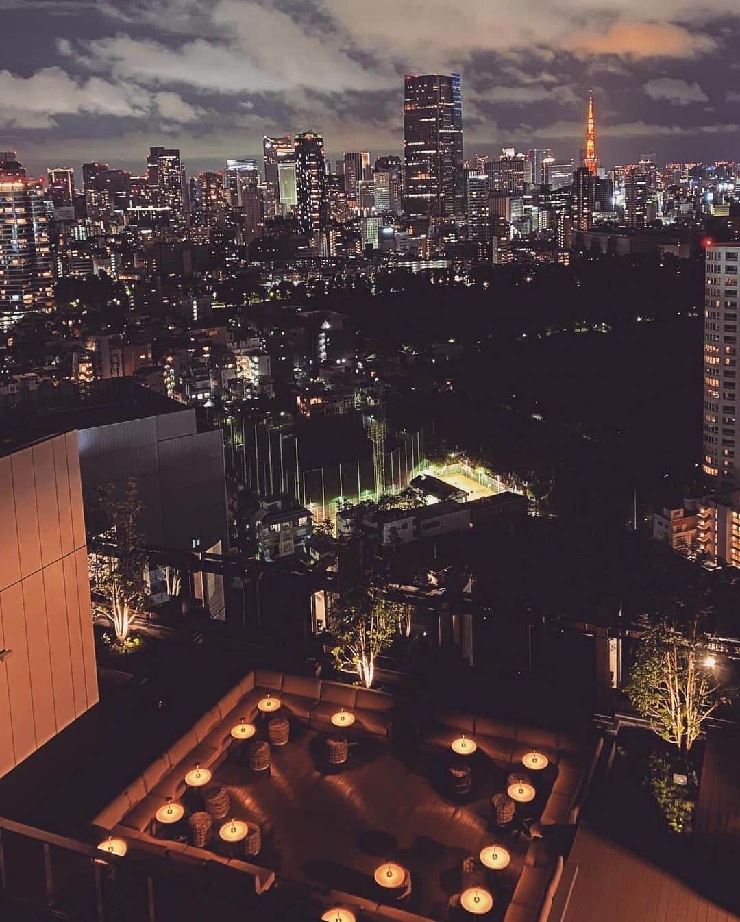 THE SODOH OFFICIALさんのインスタグラム写真 - (THE SODOH OFFICIALInstagram)「-﻿ 【THE AOYAMA GRAND HOTEL】﻿ ﻿ 弊社の新しいホテル﻿ THE AOYAMA GRAND HOTEL が﻿ 8月5日(水) 東京・外苑前ベルコモンズ跡地に オープンします。﻿ ﻿ このような時勢ですが、﻿ まずは東京にお住まいの方々に、﻿ ホテルを楽しんでいただける場所になれればと思います。﻿ ﻿ 客室は、ヴィンテージマンションに﻿ インスピレーションを得ています。﻿ 1980年代の青山のカルチャーを﻿ 創った大人が好んで住んだ住宅です。﻿ ﻿ 当時の部屋を振り返ると、﻿ 世界各国さまざまな場所から﻿ 家具や調度品を取り入れているにも関わらず、﻿ 素晴らしいインテリアにまとまっています。﻿ 住人各々のフィルターを通すことで﻿ デザインに一貫性が保たれていたのです。﻿ ﻿ そんな時代のヴィンテージマンションの一室を、﻿ ここ北青山二丁目に再構築しました。﻿ ﻿ 東京以外に在住の皆様にも、﻿ 情勢が落ち着きましたら、　　　﻿ ぜひこのホテルを味わっていただけたら嬉しいです。﻿ ﻿ ホテルコンセプトなど、﻿  @aoyamagrand ﻿ のハイライトやフィードに投稿していますので ぜひ一度ご覧ください。﻿」7月30日 15時30分 - kyoto_thesodoh