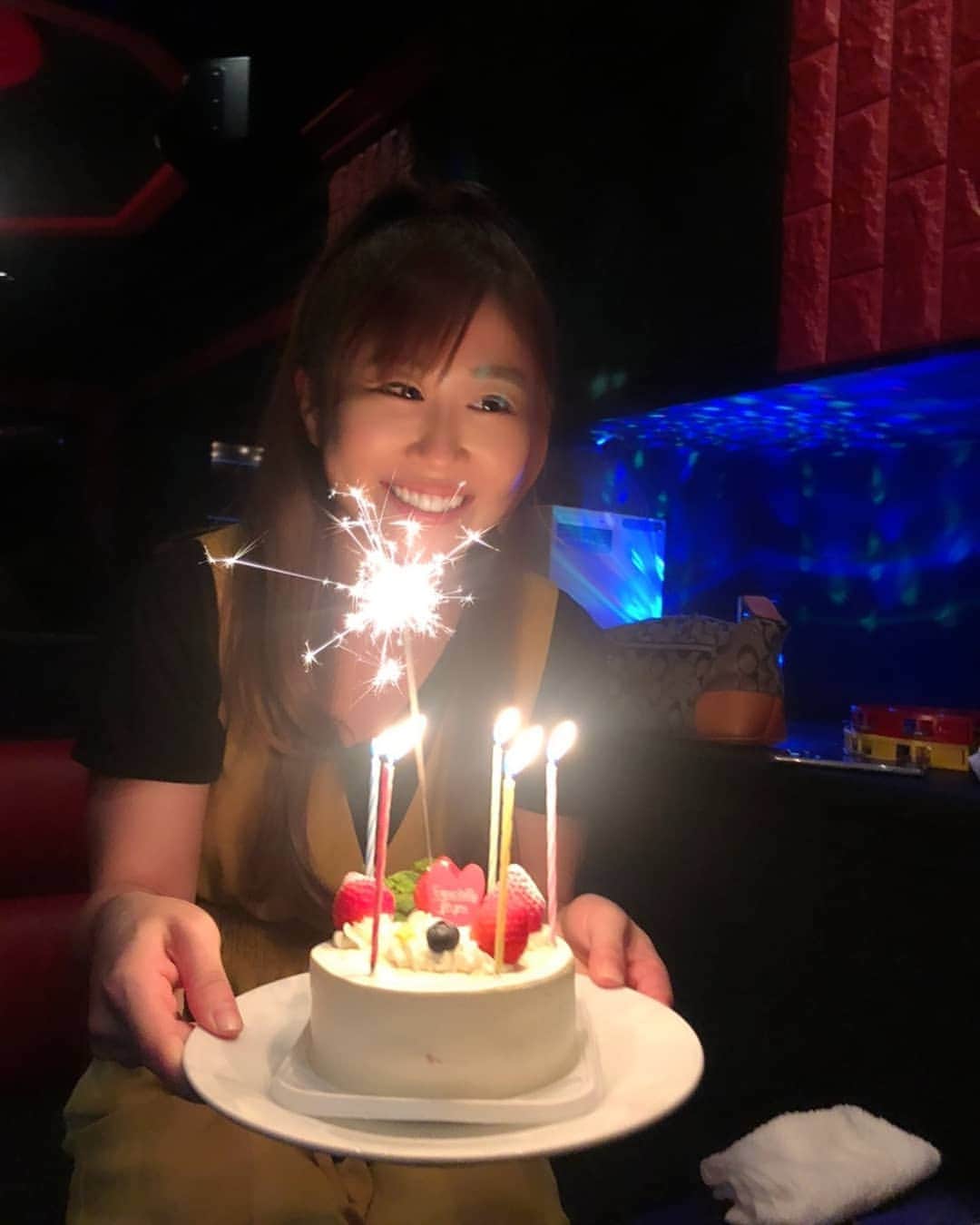 藤本つかさのインスタグラム：「７月３０日はプロレスの日！  そんな日に誕生日を迎えましたー！！  みんなに祝ってもらえて幸せだぁ💛  ありがとうございます！ いい年にする✨  #誕生日 #プロレスの日 #生んでくれてありがとう」