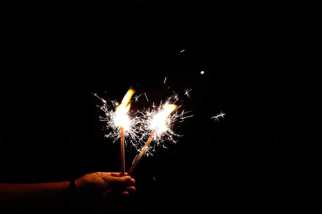 Momoeのインスタグラム：「. .  みんなでやった花火🎇 青春だった💓笑 . . #happy #家事 #育児 #family #家族 #boy #smile #男の子 #息子 #code #love #lucky #kids #子供 #thankyou #宝物 #ベビー #fashion #follow #心 #縁 #パパ #ママ #家族写真 #男の子ママ #赤ちゃん写真 #photo #子育て #1歳 #flower」